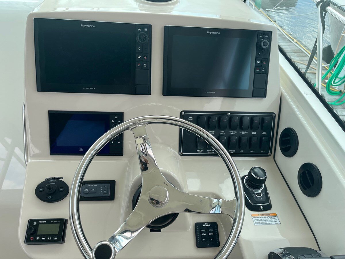 2018-boston-whaler-31-37703a