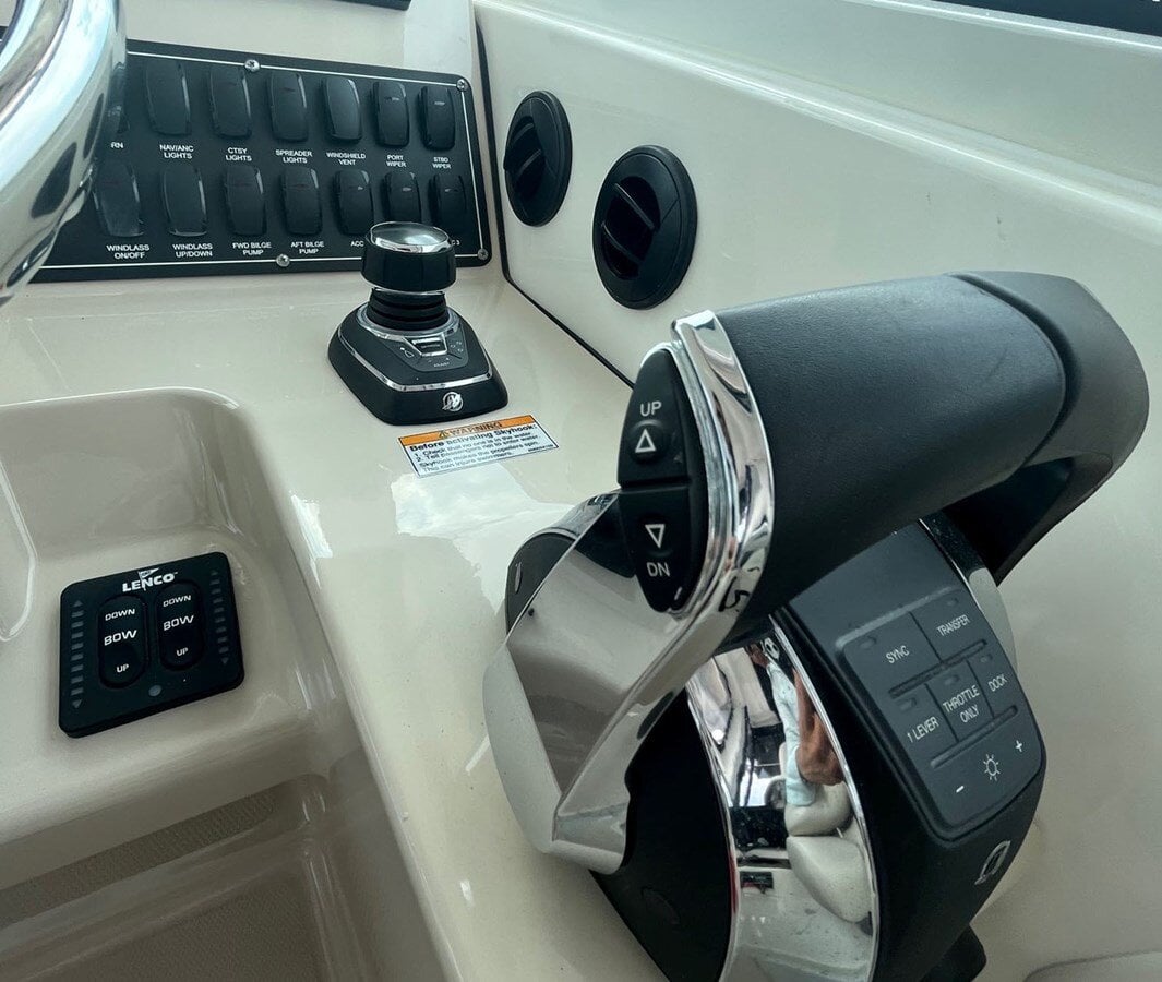 2018-boston-whaler-31-37703a