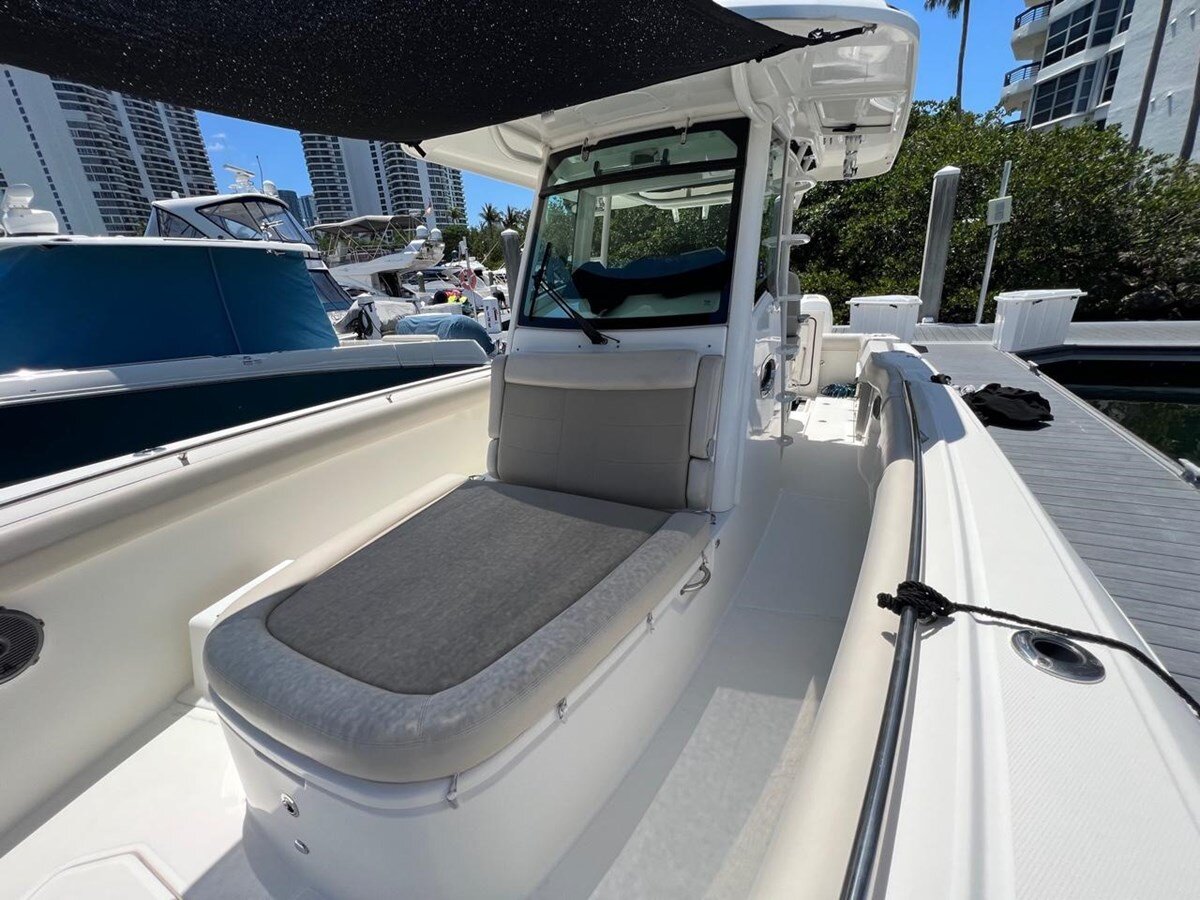 2018-boston-whaler-33-2466e5