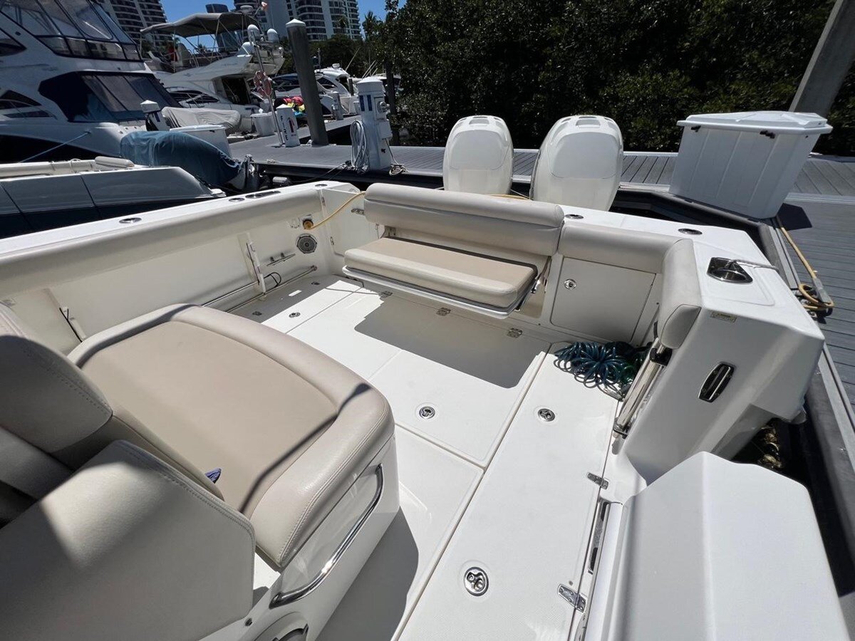 2018-boston-whaler-33-2466e5