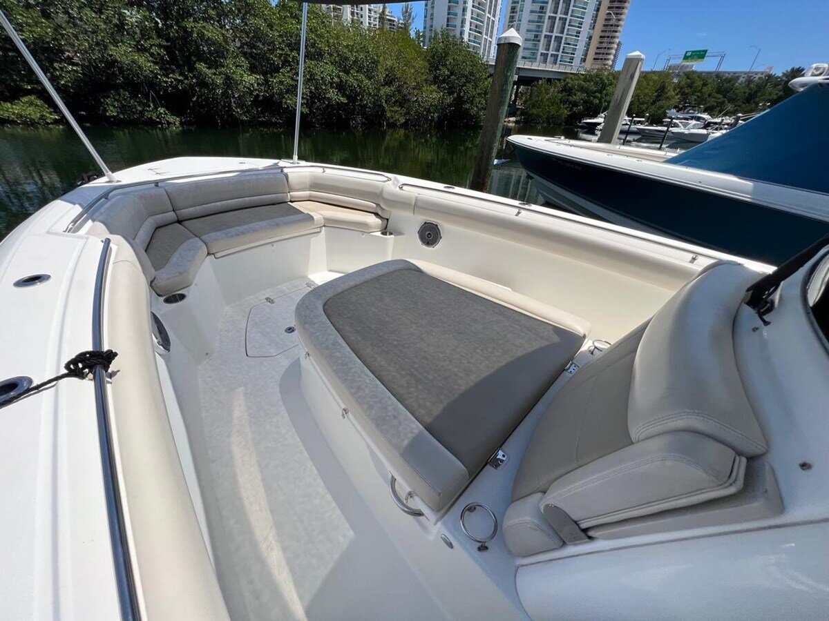 2018-boston-whaler-33-2466e5