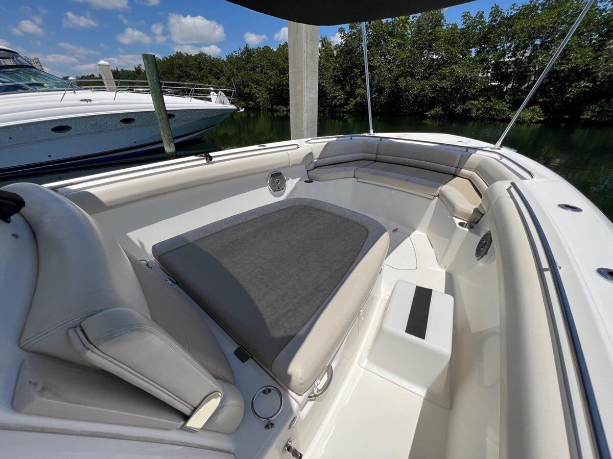 2018-boston-whaler-33-2466e5