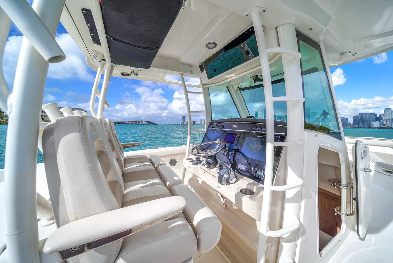 2018-boston-whaler-35-34b1f6