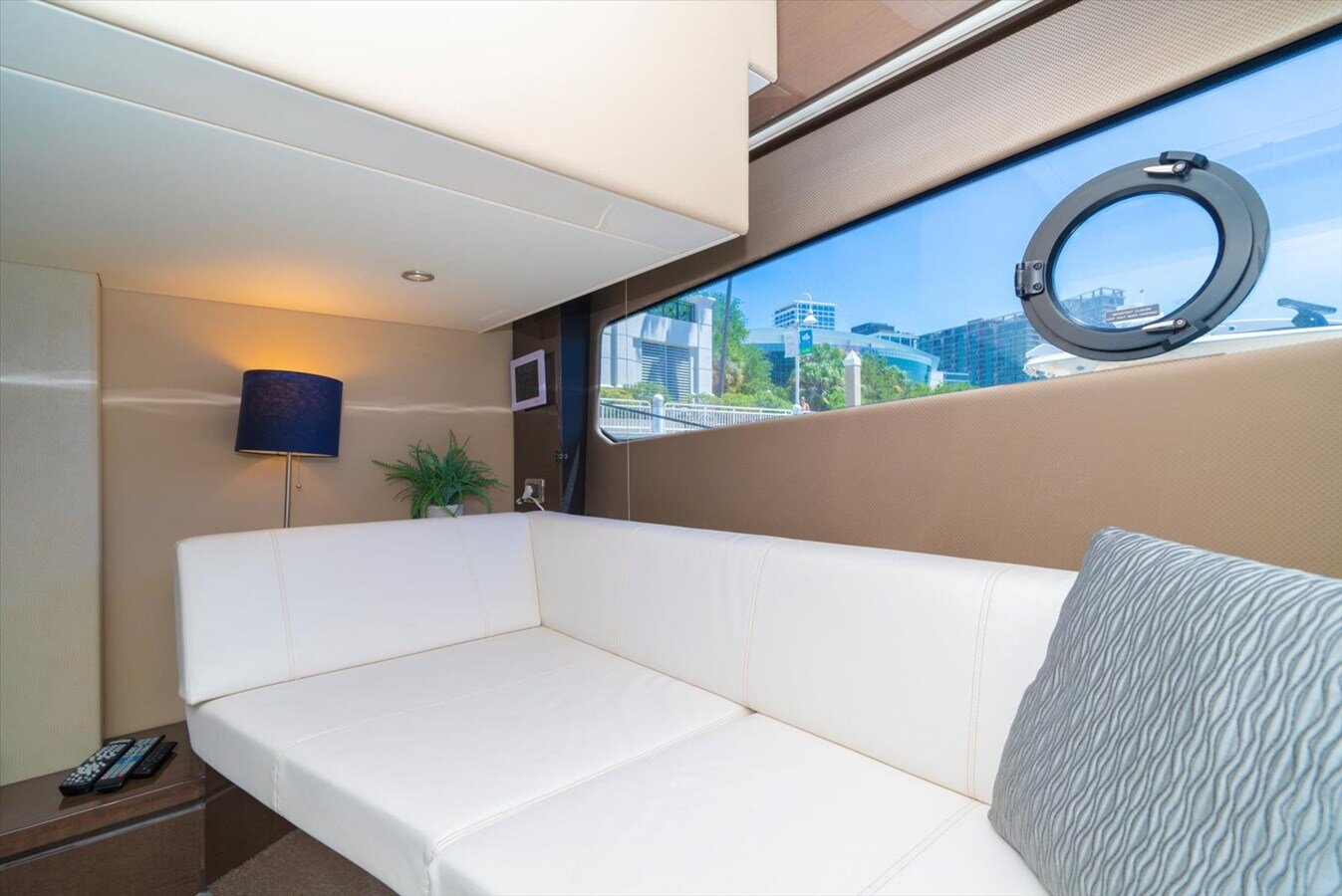 2018-carver-yachts-52-5b94e4