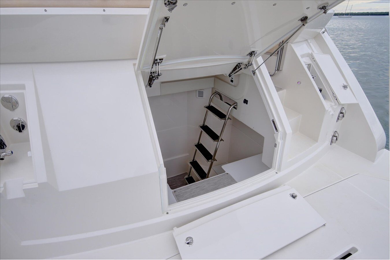 2018-carver-yachts-52-5b94e4