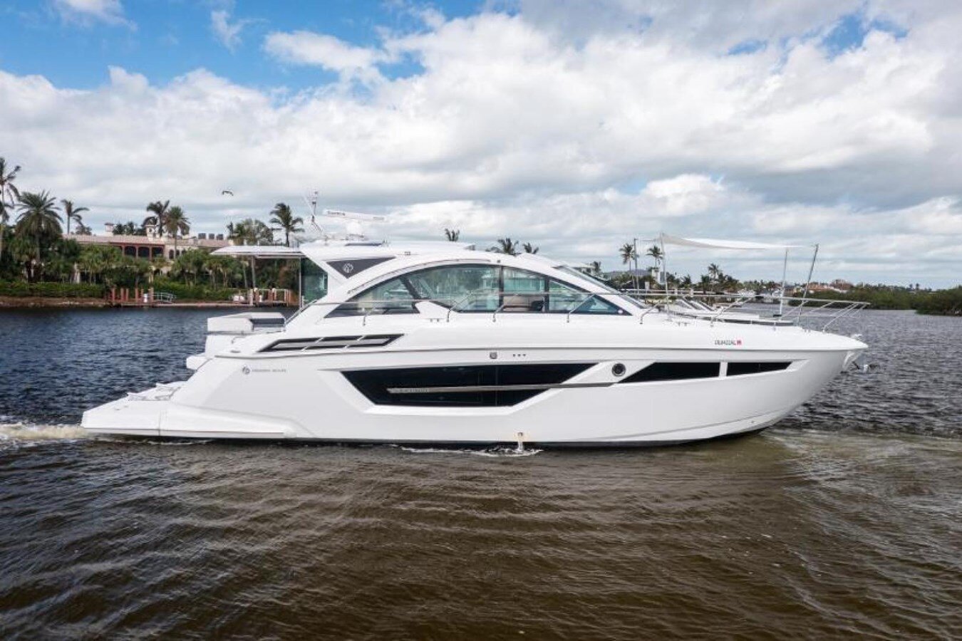 2018-cruisers-yachts-50-87b306