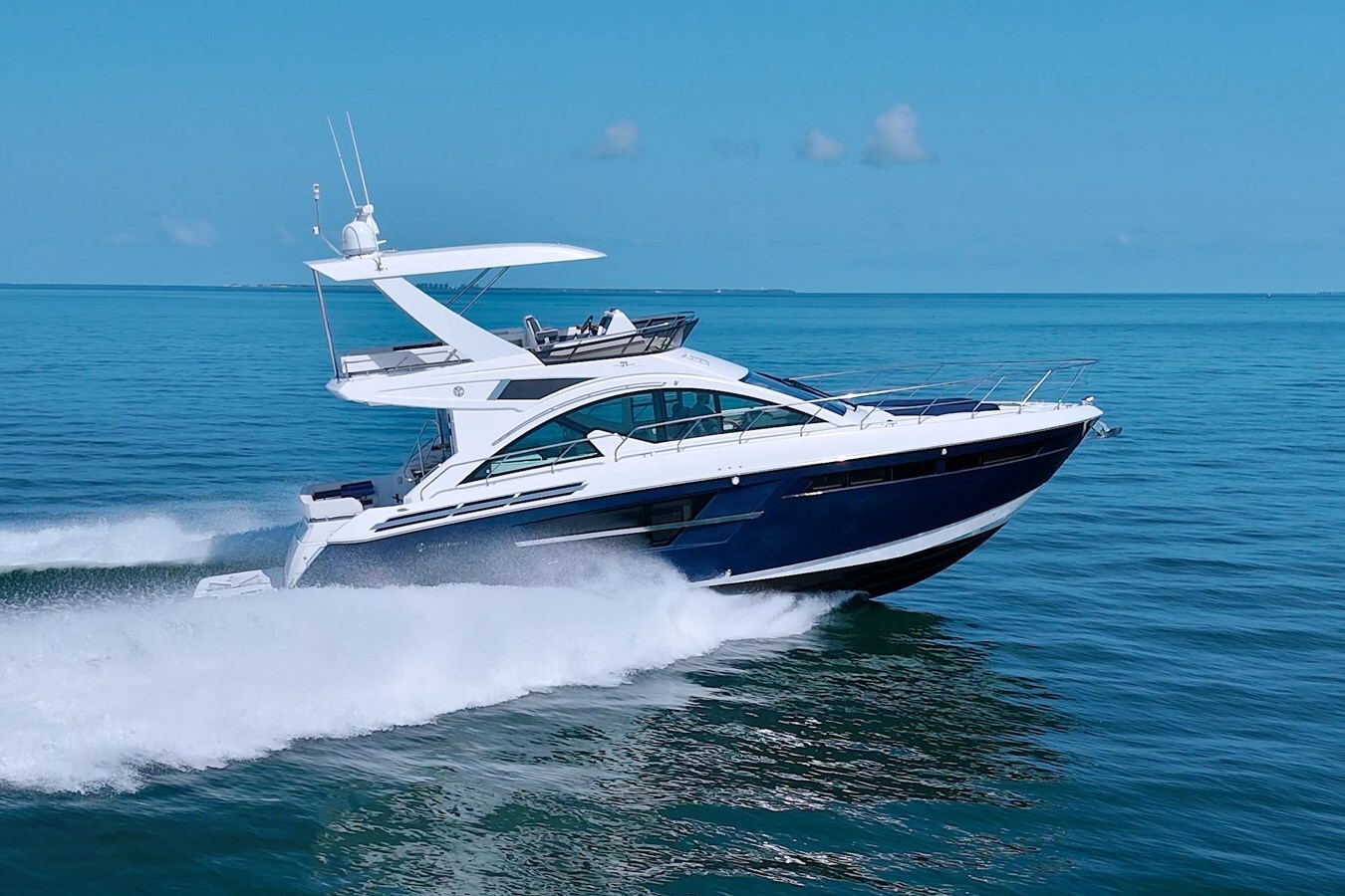 2018-cruisers-yachts-54-6af1b0