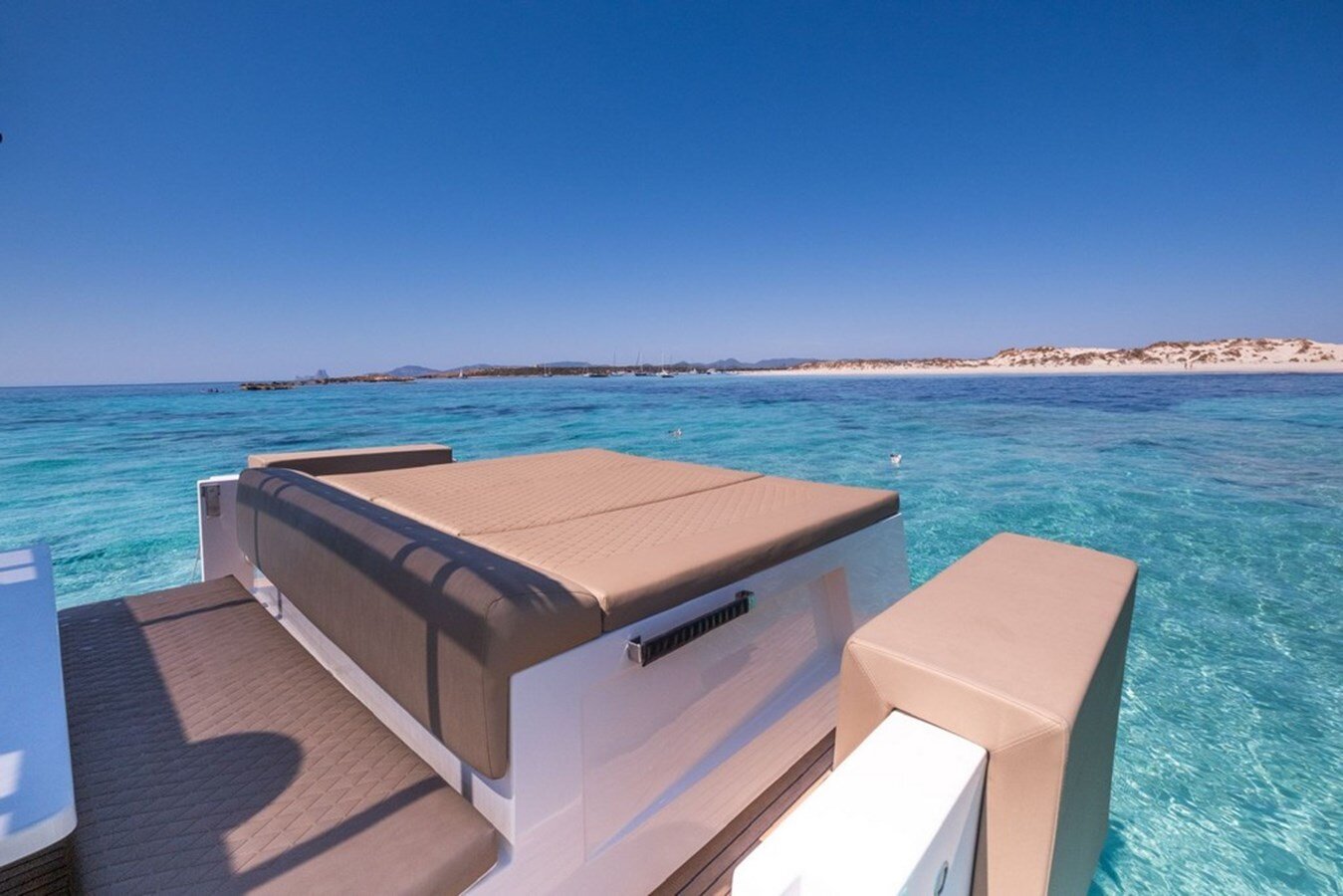 2018-de-antonio-yachts-32-1-a76f5d