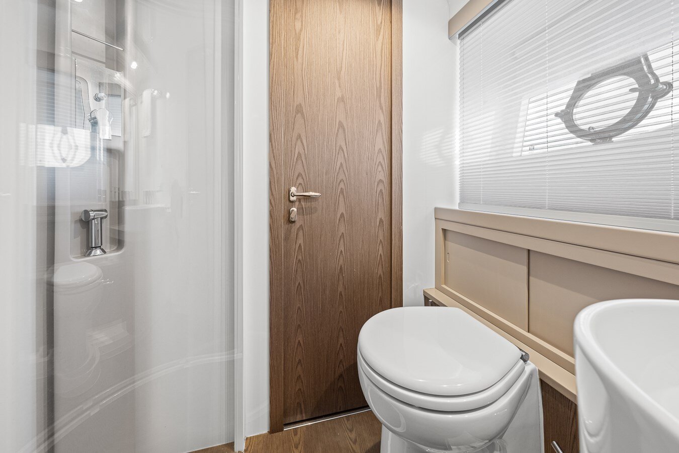 2018-ferretti-yachts-57-3-bf619a