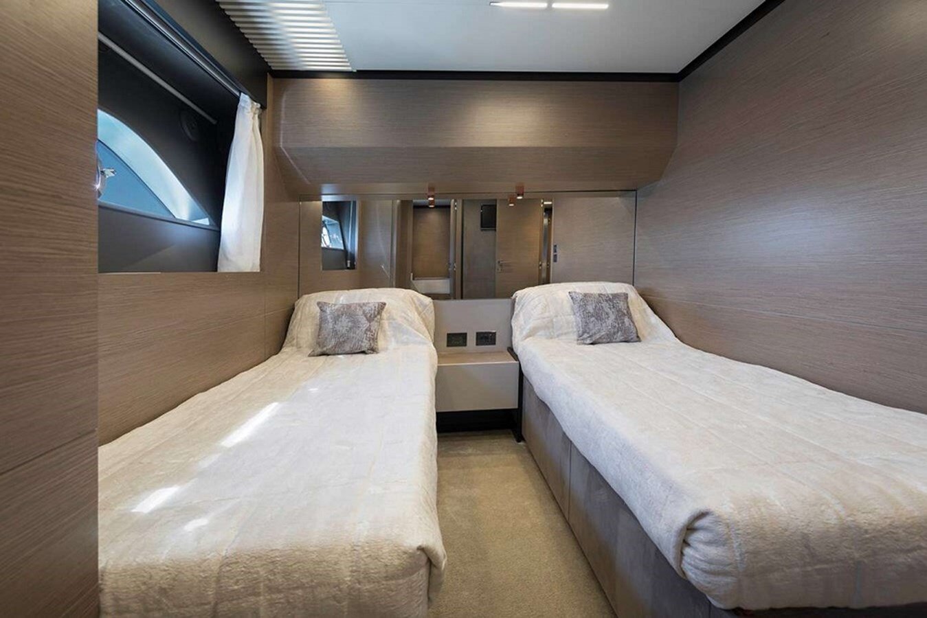 2018-ferretti-yachts-78-10-5f5606