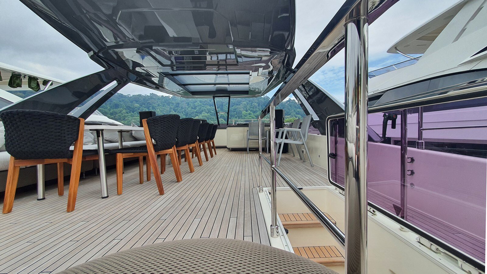 2018-ferretti-yachts-85-3-1fd590