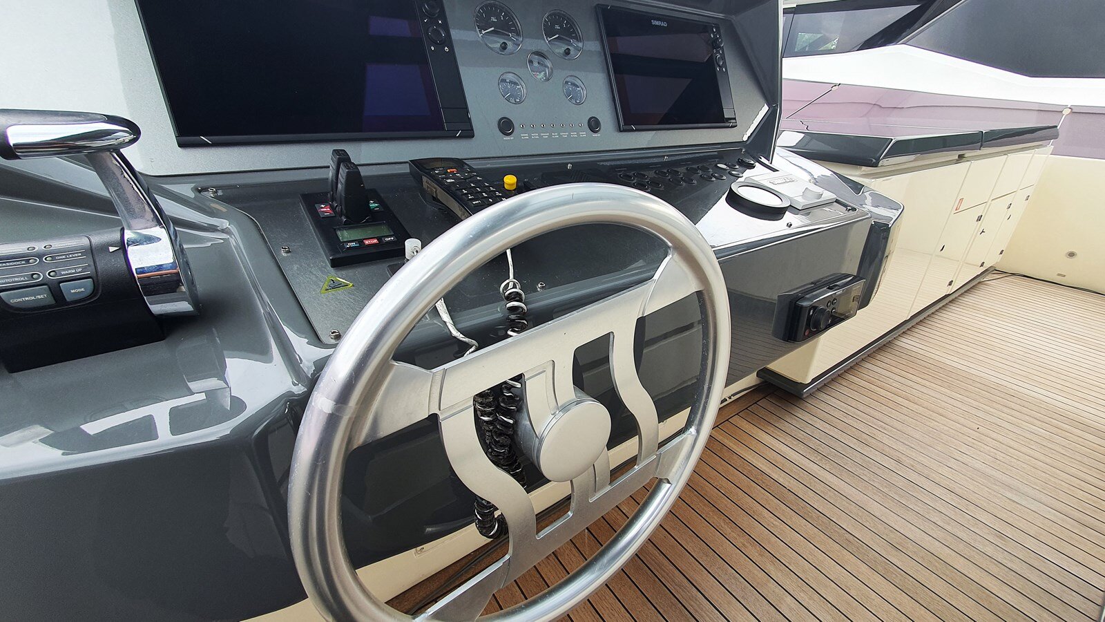 2018-ferretti-yachts-85-3-1fd590