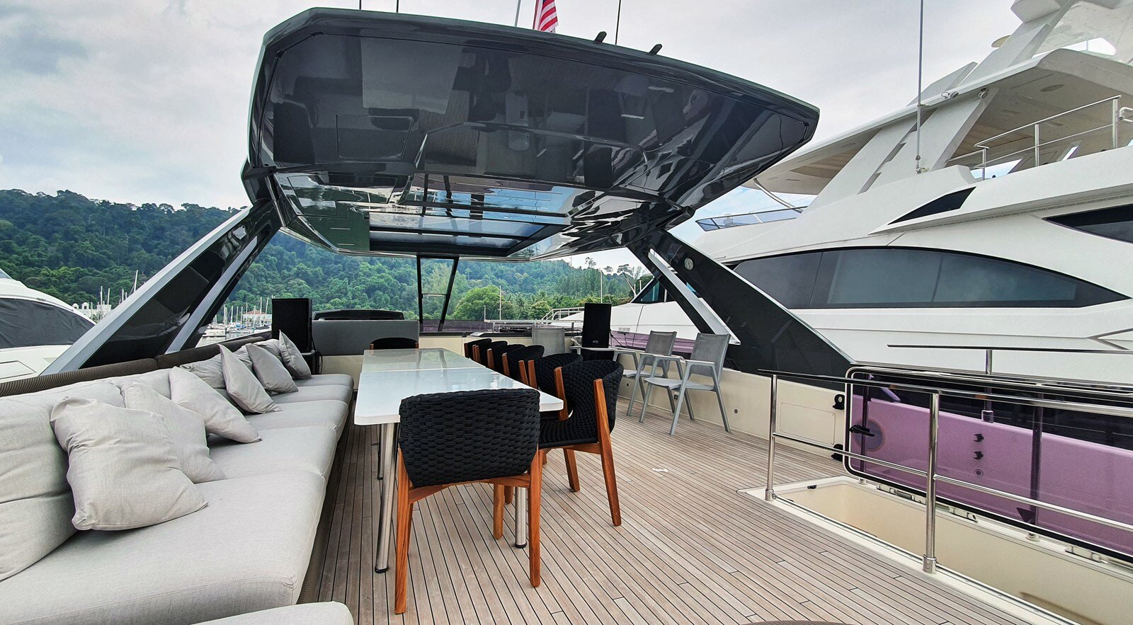 2018-ferretti-yachts-85-3-1fd590