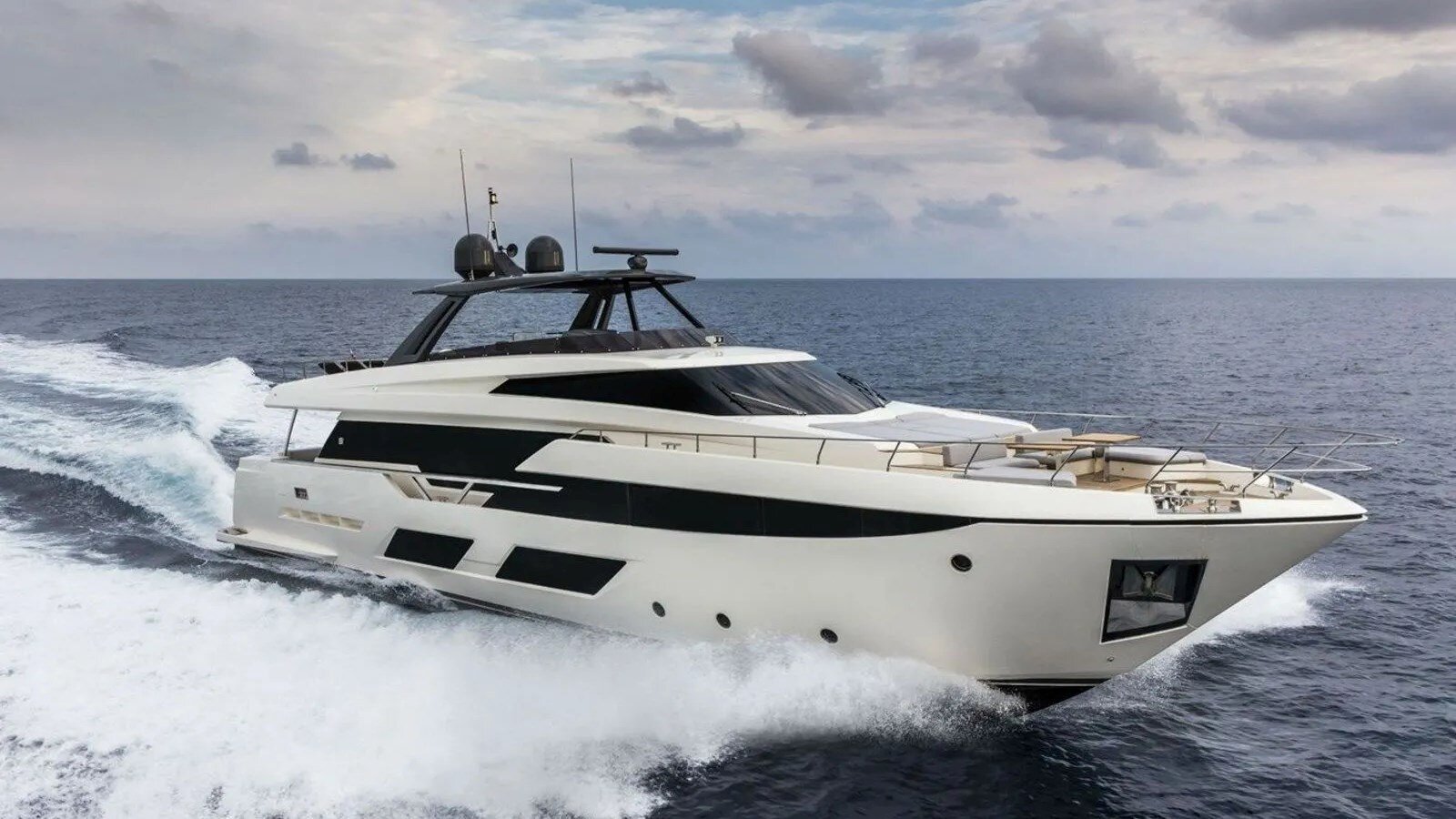 2018-ferretti-yachts-92-52d755