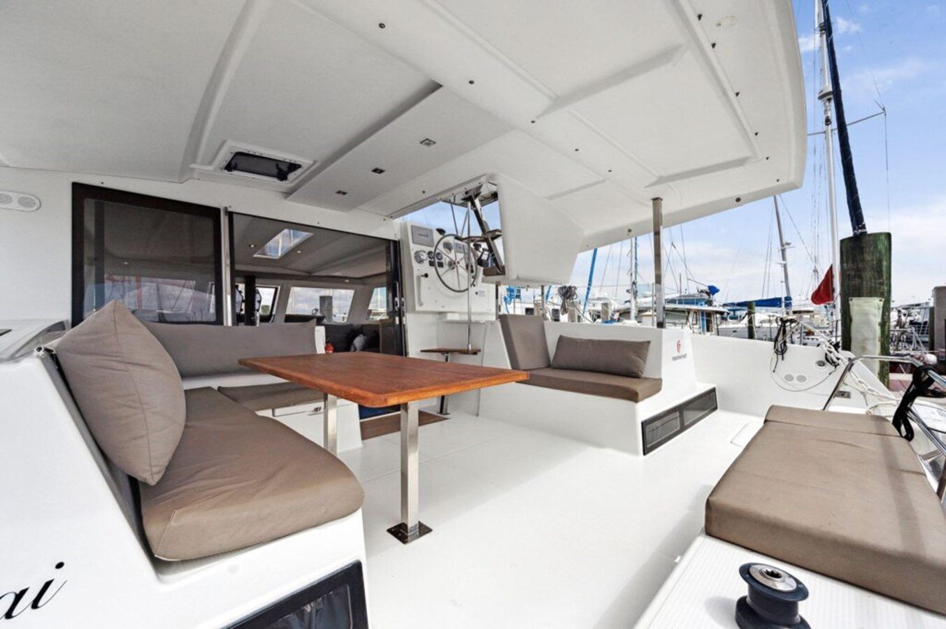 2018-fountaine-pajot-40-f39e22