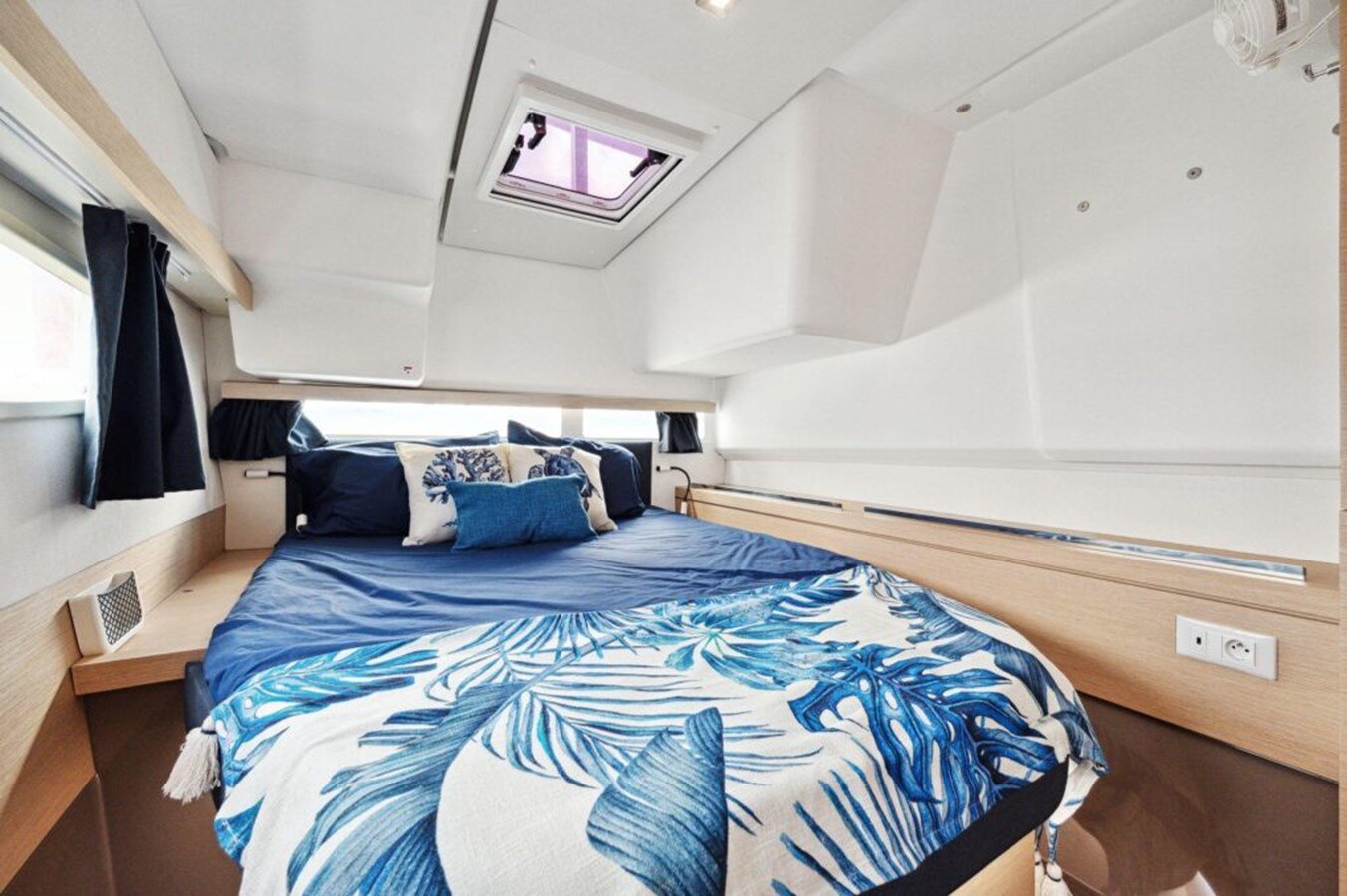 2018-fountaine-pajot-40-f39e22