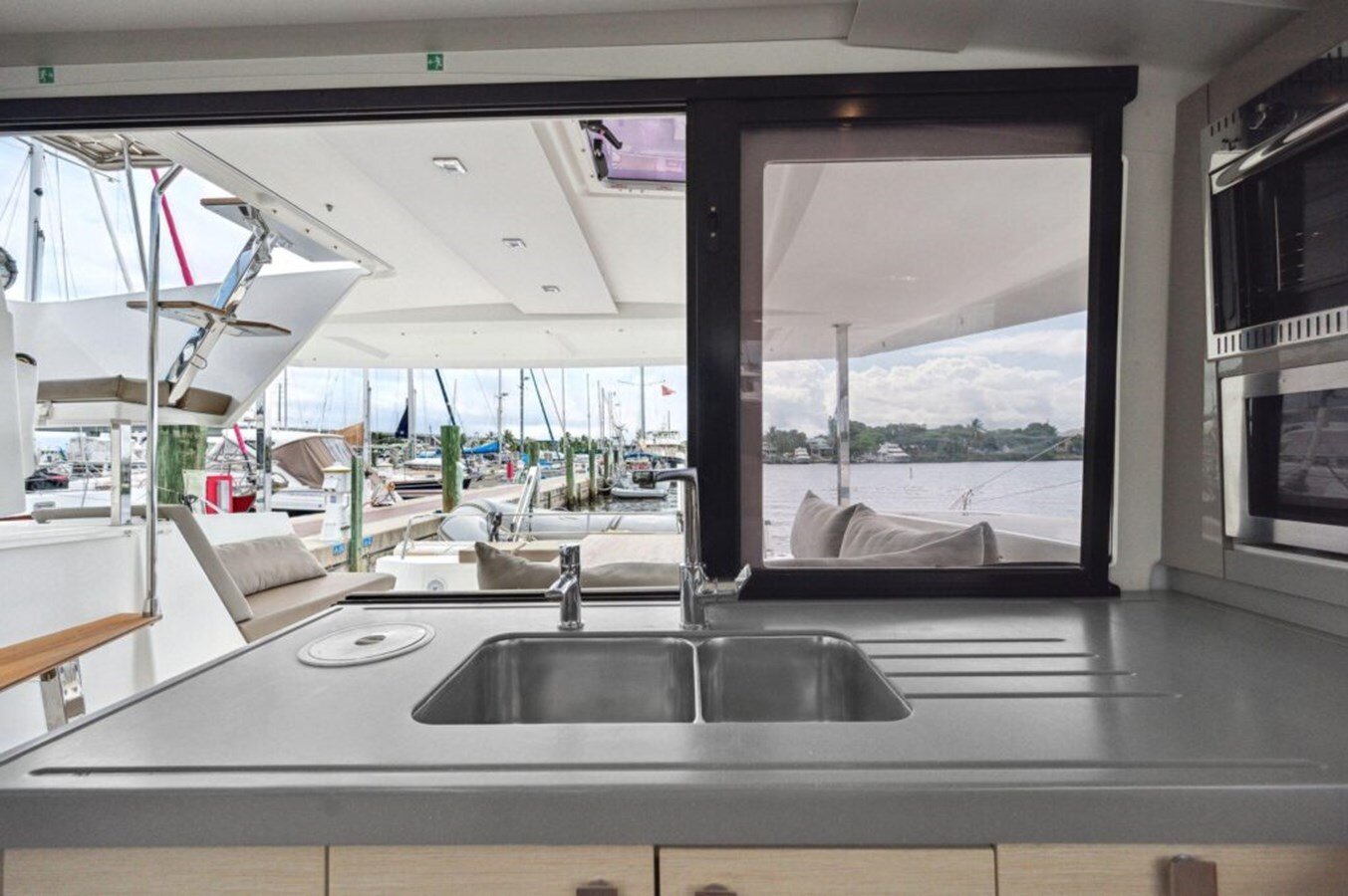 2018-fountaine-pajot-40-f39e22