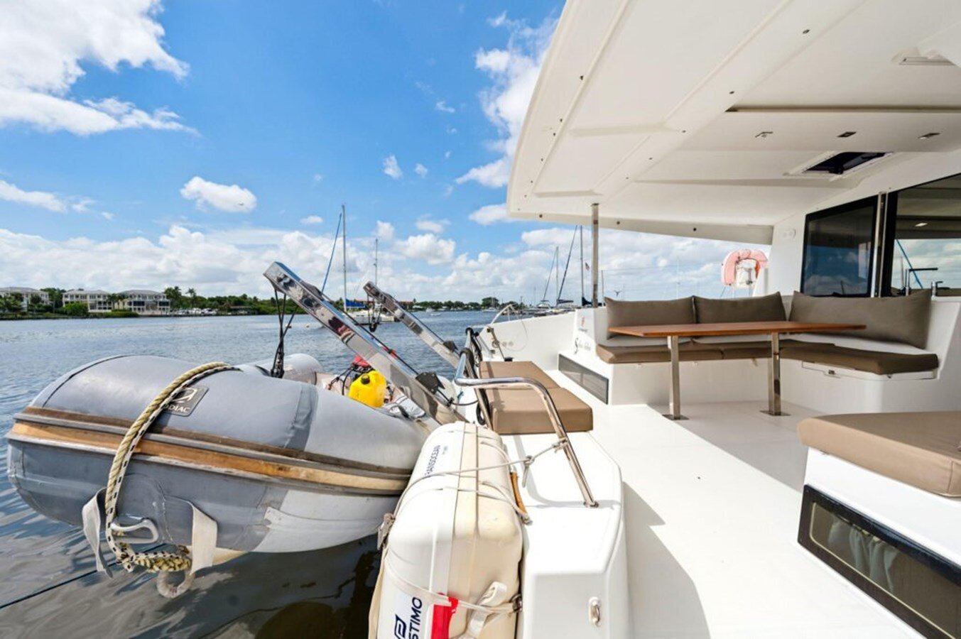 2018-fountaine-pajot-40-f39e22