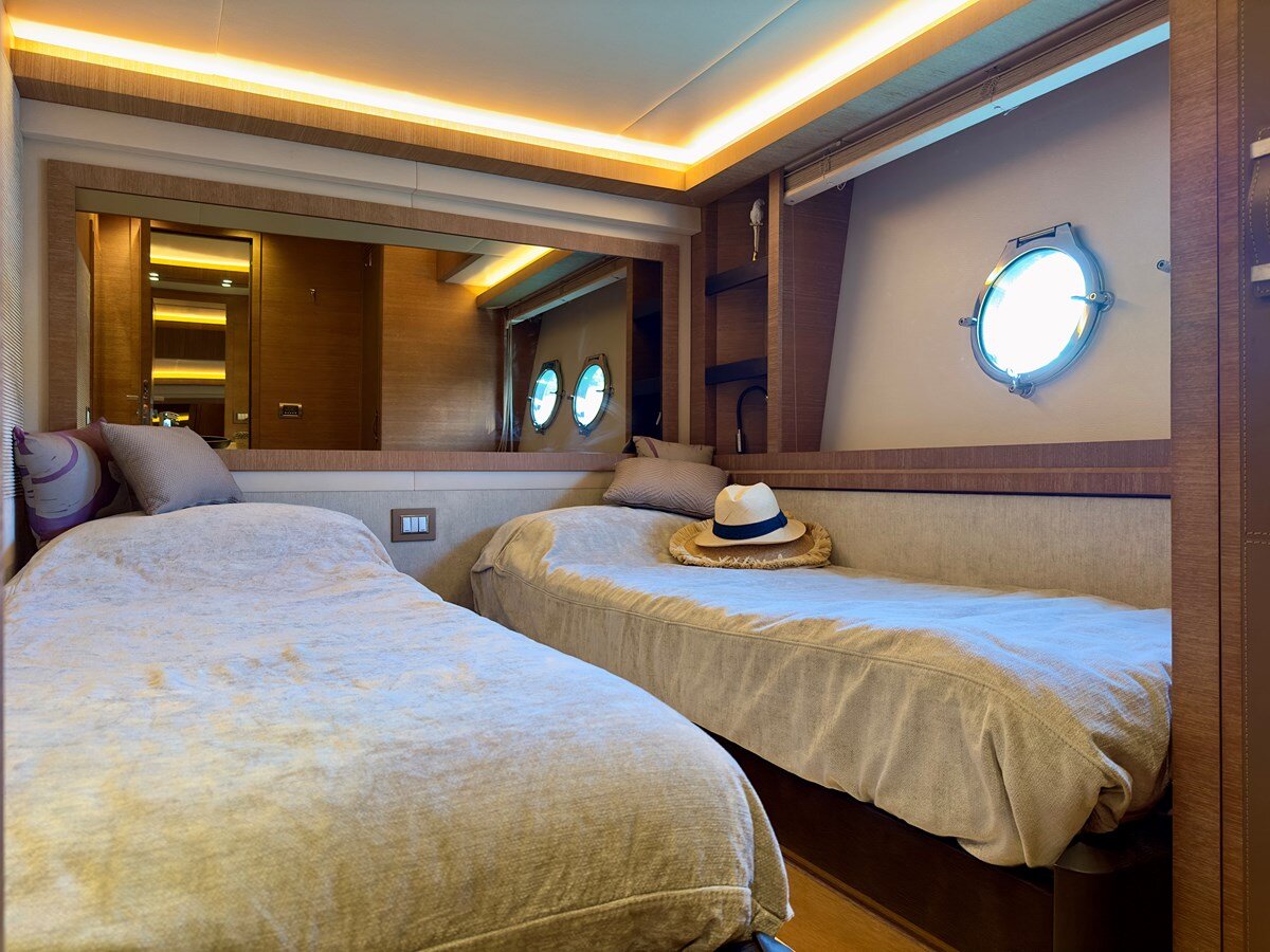 2018-monte-carlo-yachts-77-2-50c6ce