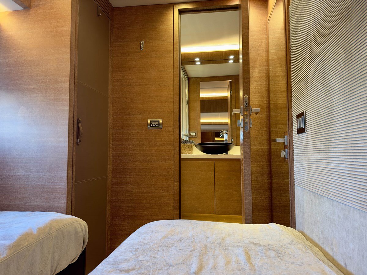 2018-monte-carlo-yachts-77-2-50c6ce