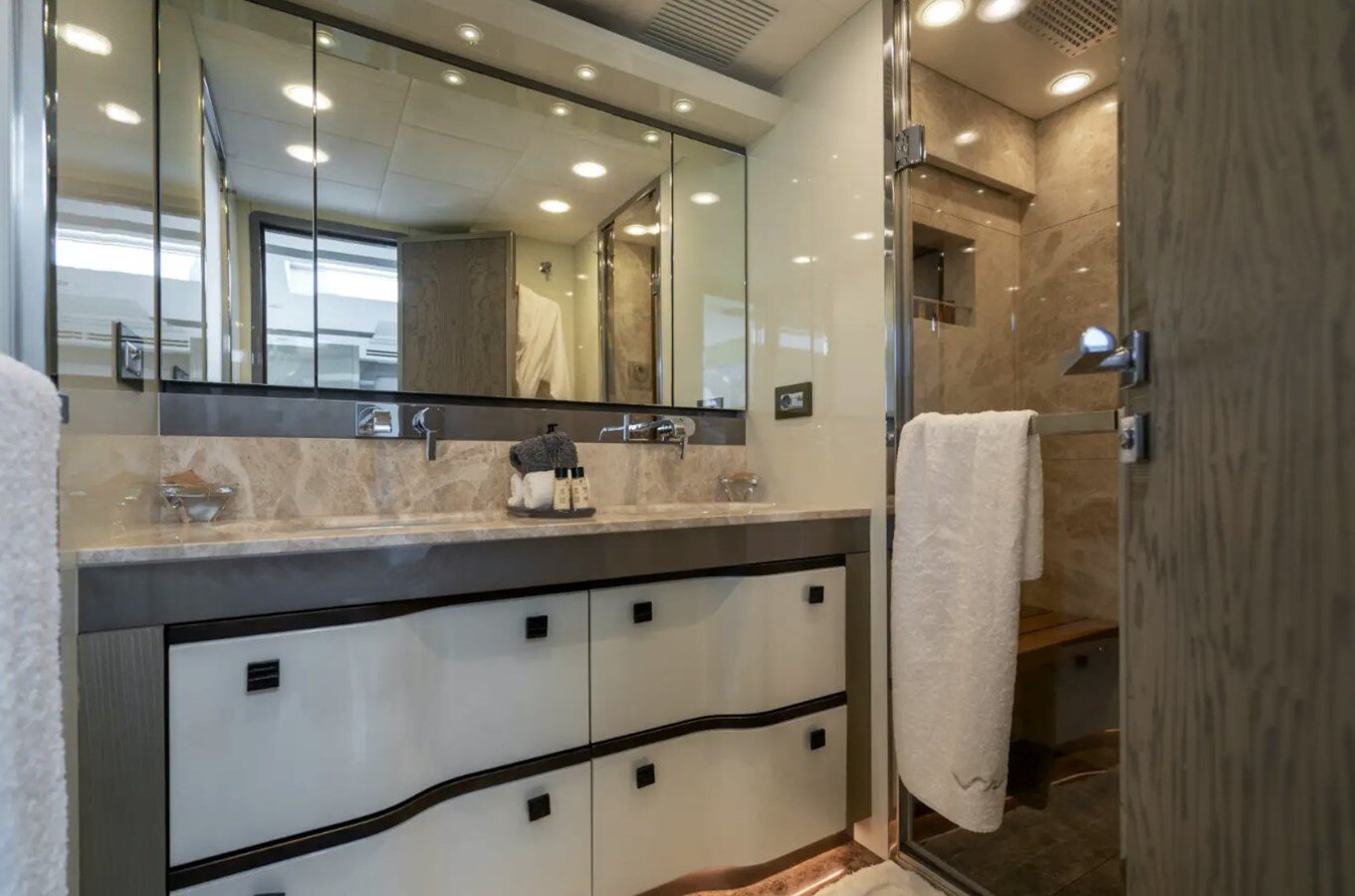 2018-monte-carlo-yachts-96-10-4def76