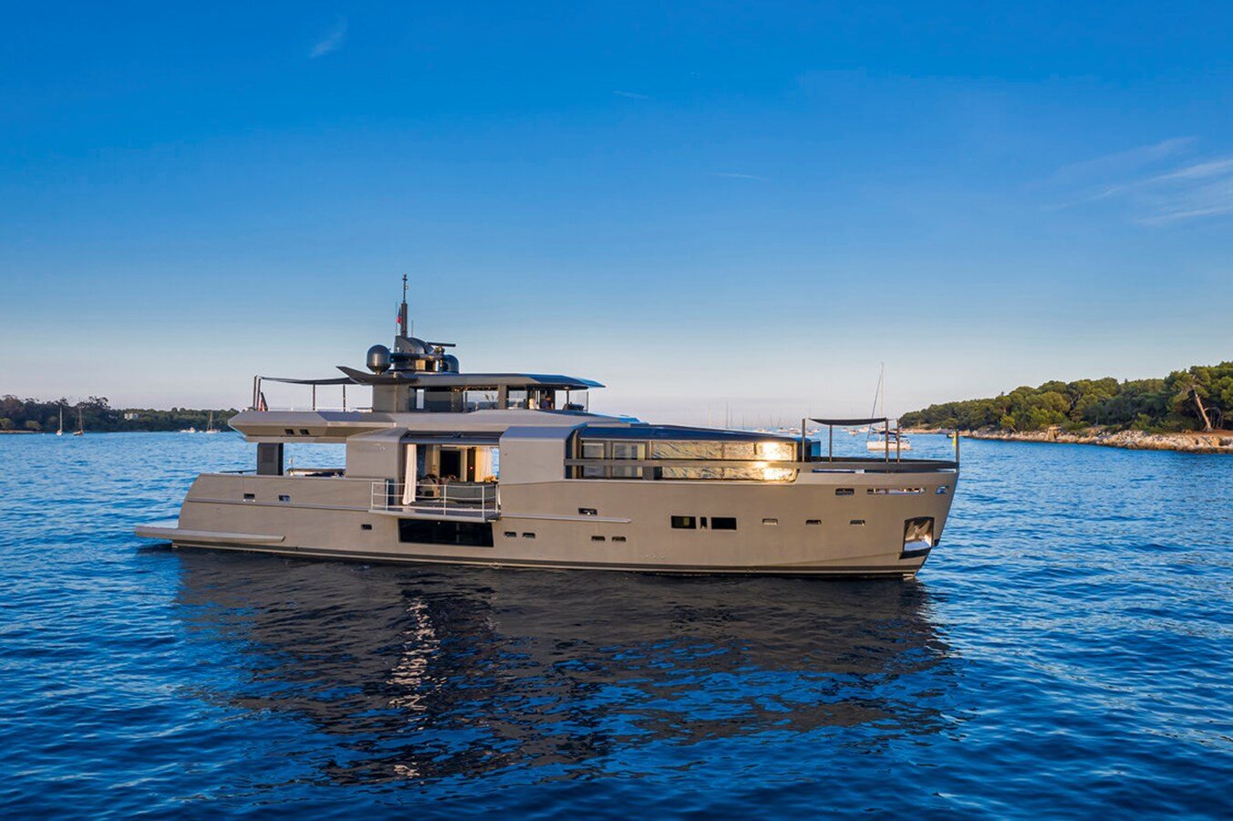 2019 ARCADIA YACHTS 105'