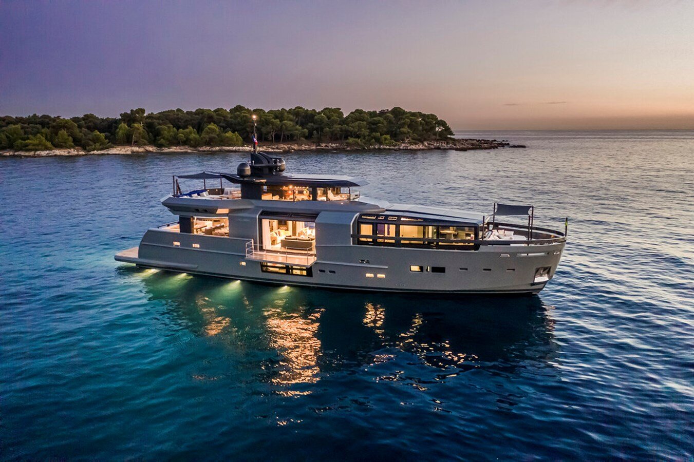 2019 ARCADIA YACHTS 105'