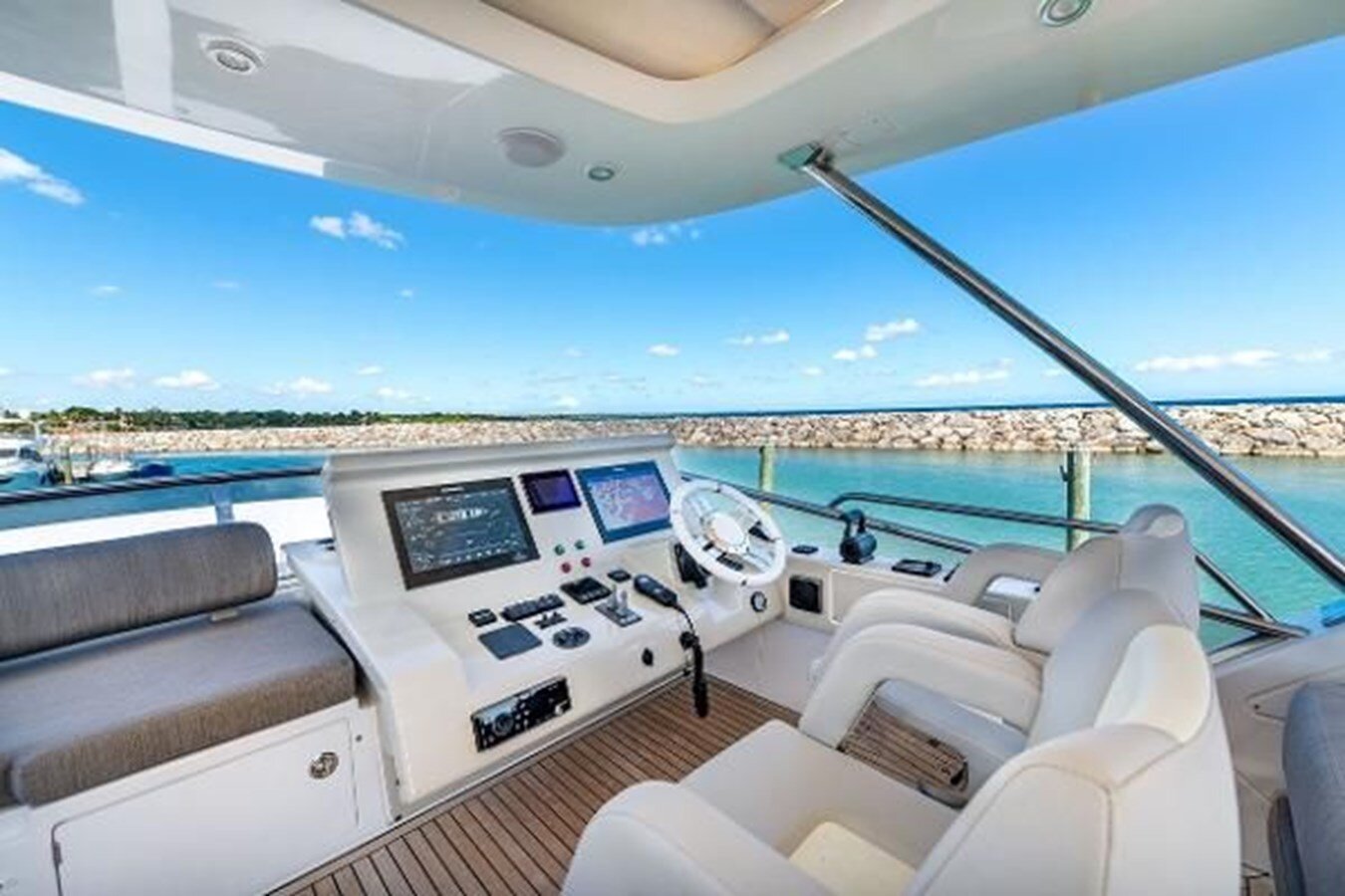 2019-azimut-yachts-68-3-8ad2bd