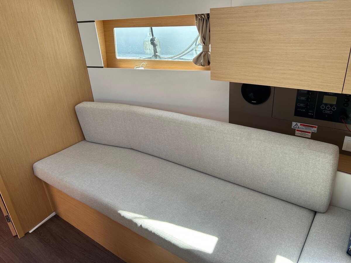 2019-beneteau-37-9-defe1e