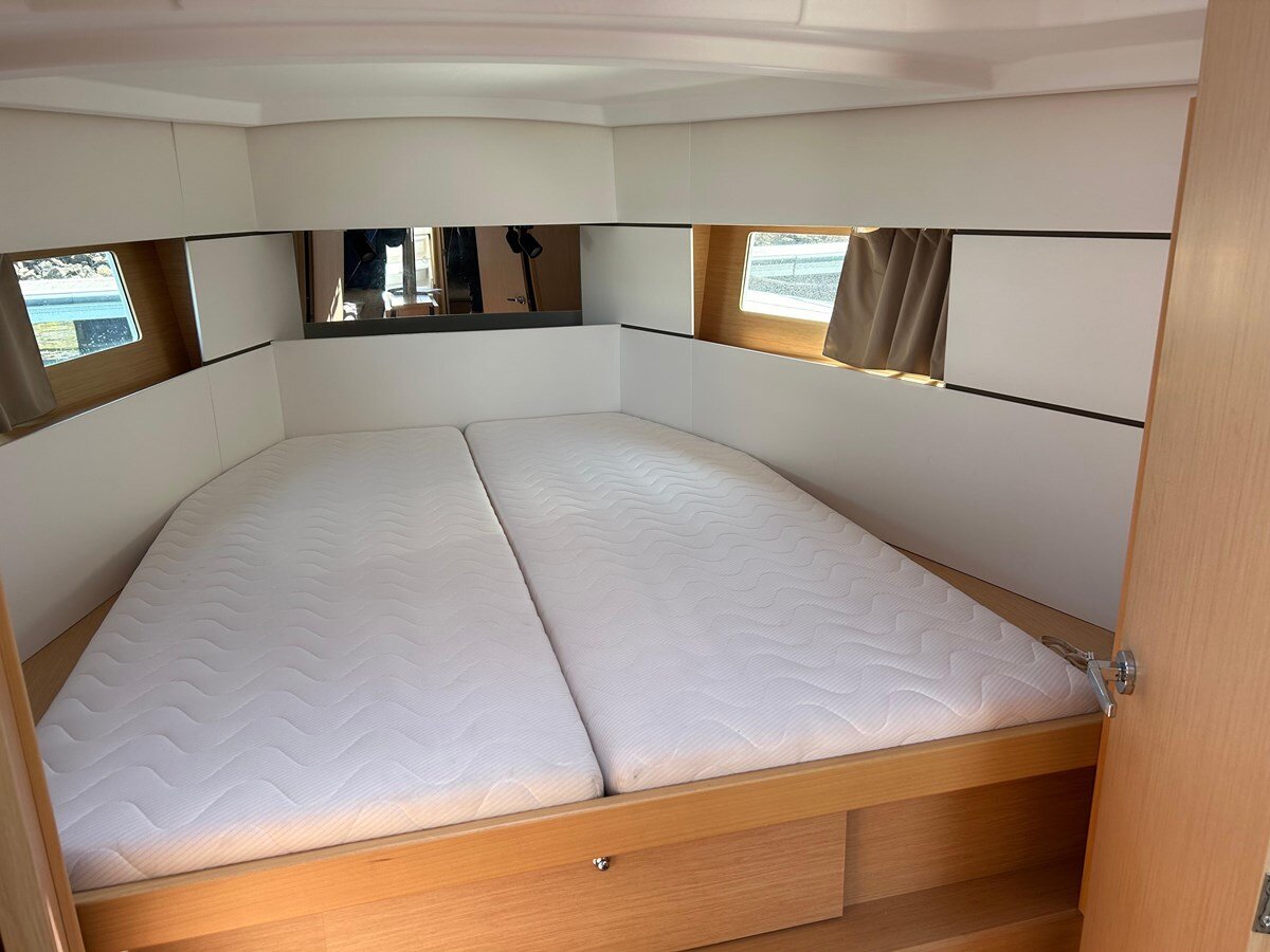 2019-beneteau-37-9-defe1e