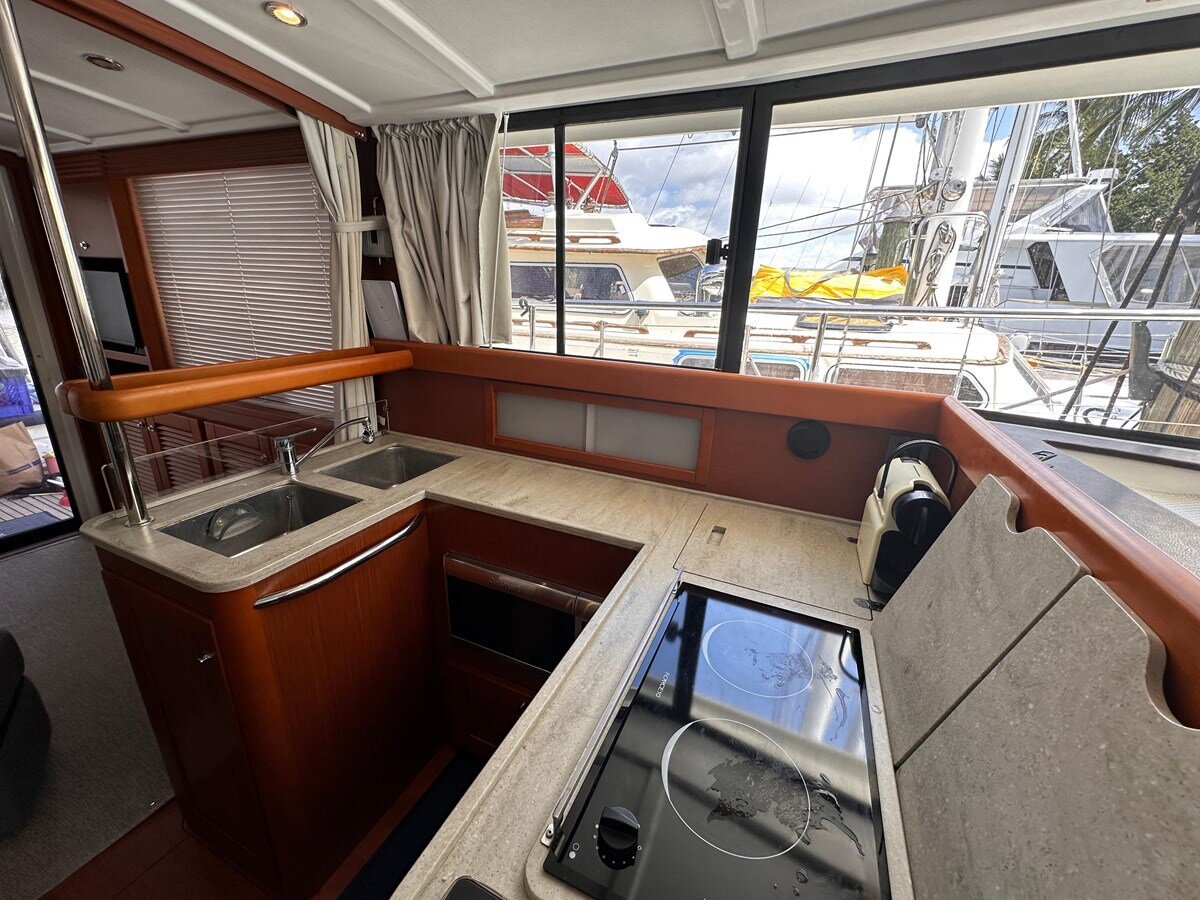 2019-beneteau-44-b07427