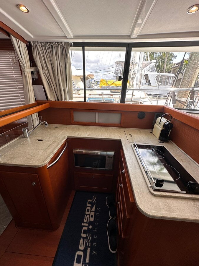 2019-beneteau-44-b07427