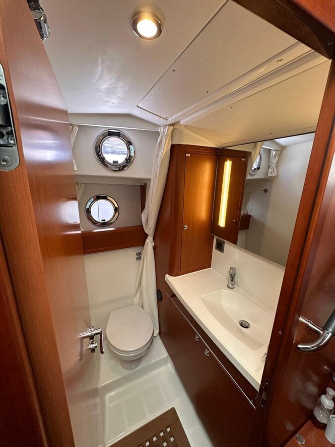 2019-beneteau-44-b07427