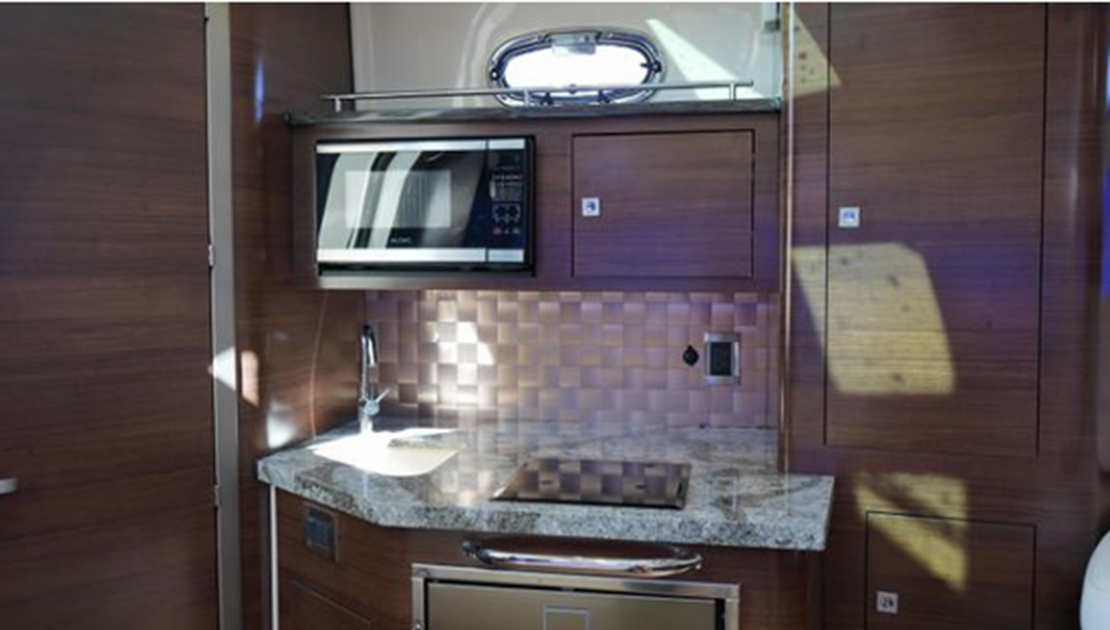 2019-boston-whaler-35-11-ad0f17