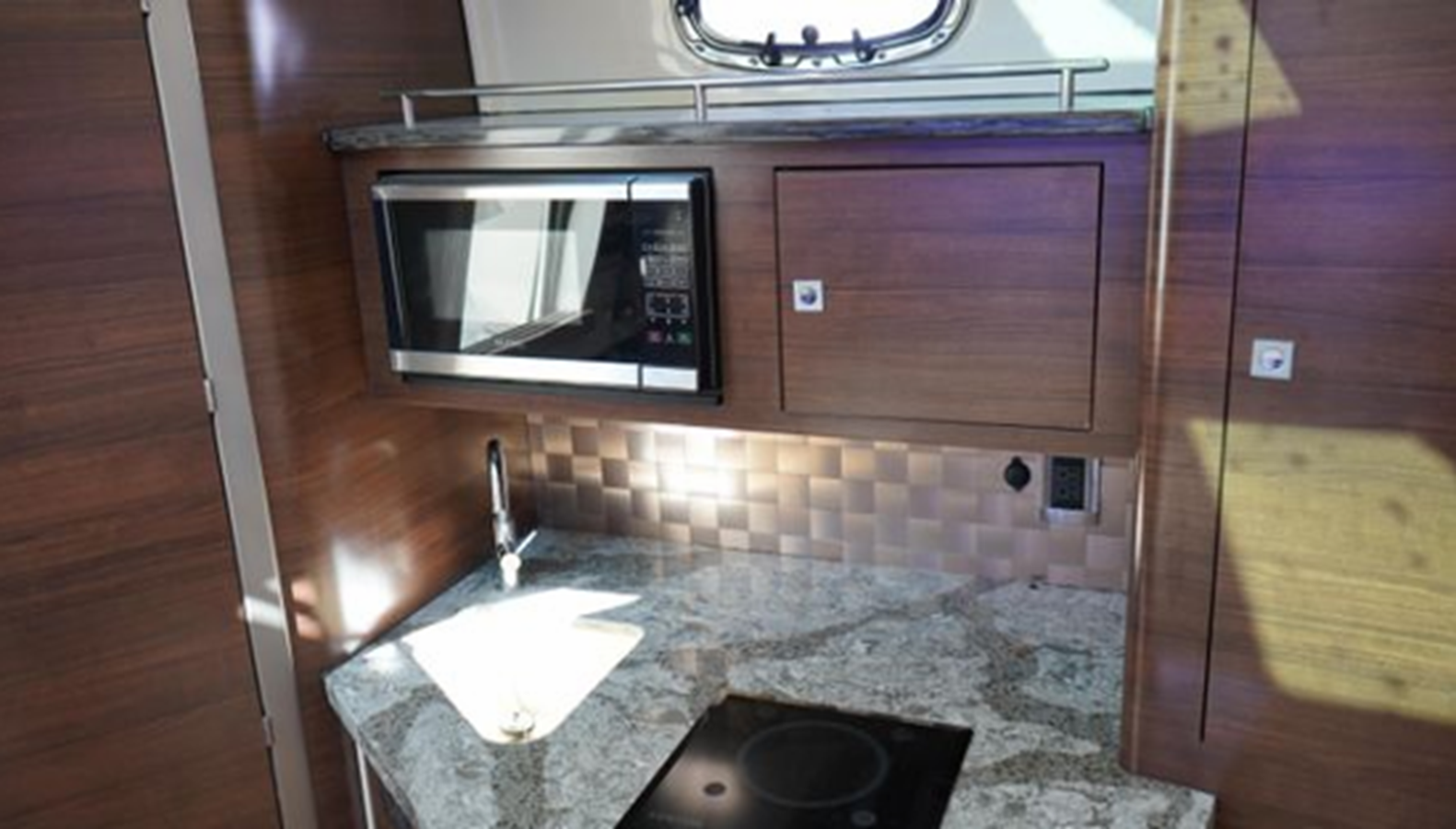 2019-boston-whaler-35-11-ad0f17