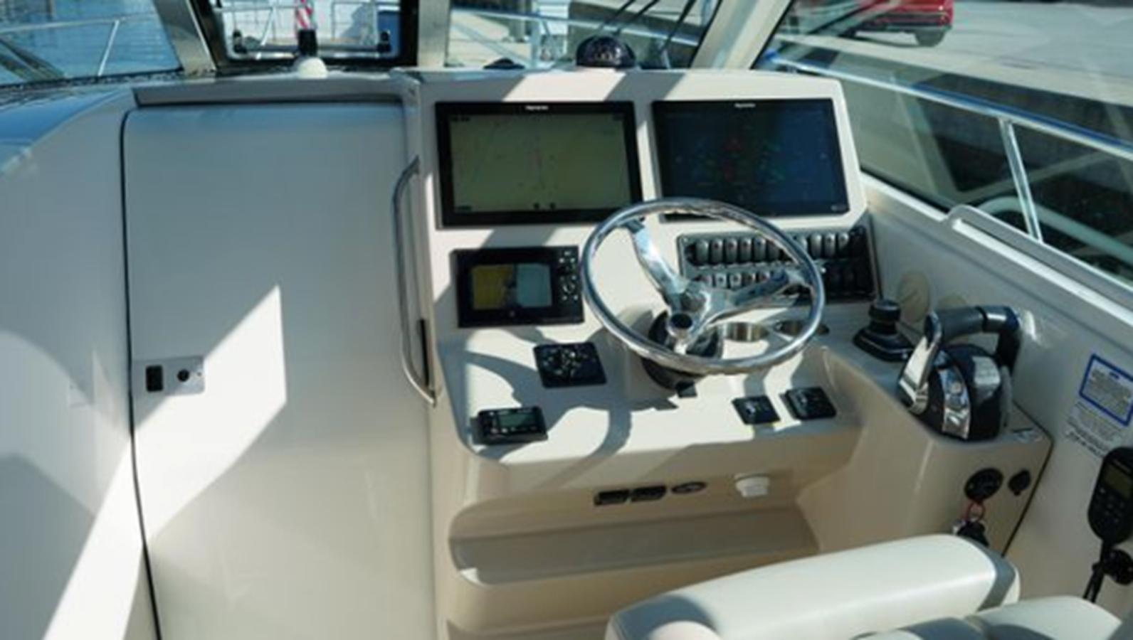 2019-boston-whaler-35-11-ad0f17