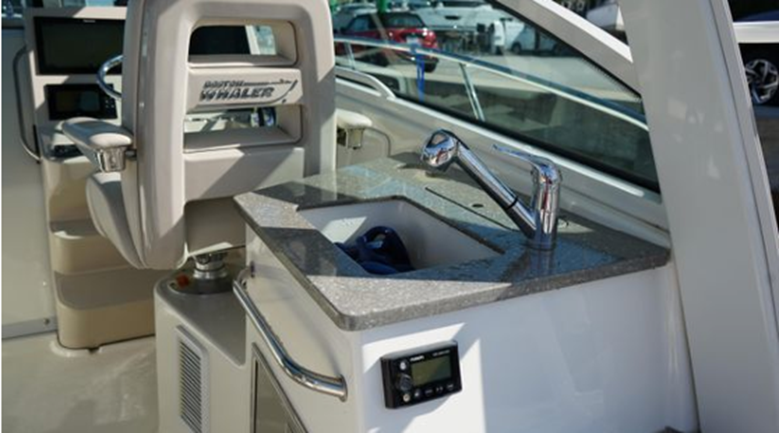 2019-boston-whaler-35-11-ad0f17