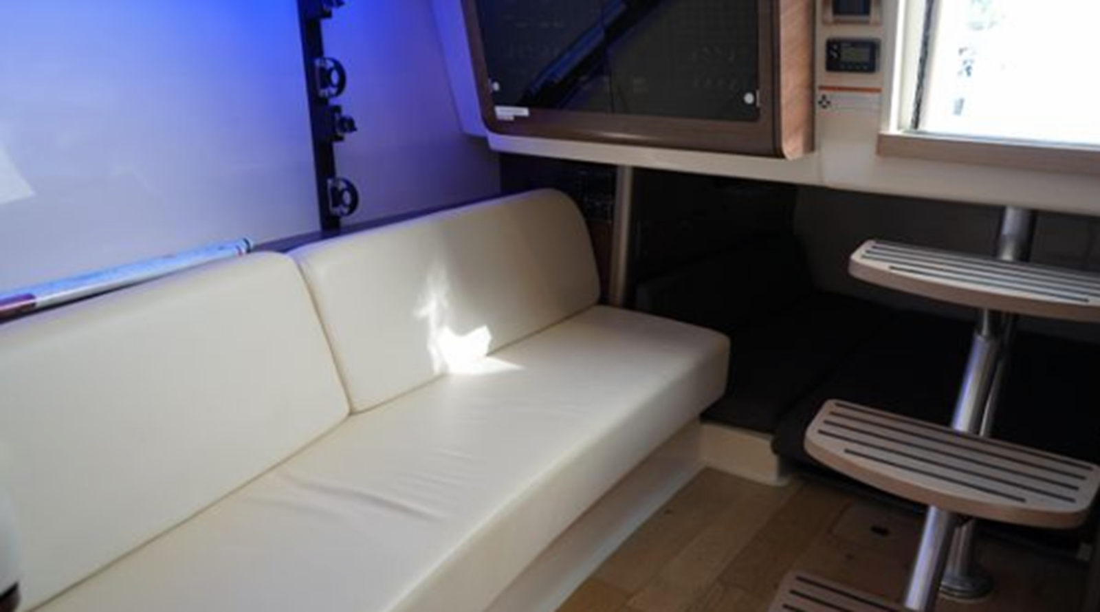 2019-boston-whaler-35-11-ad0f17