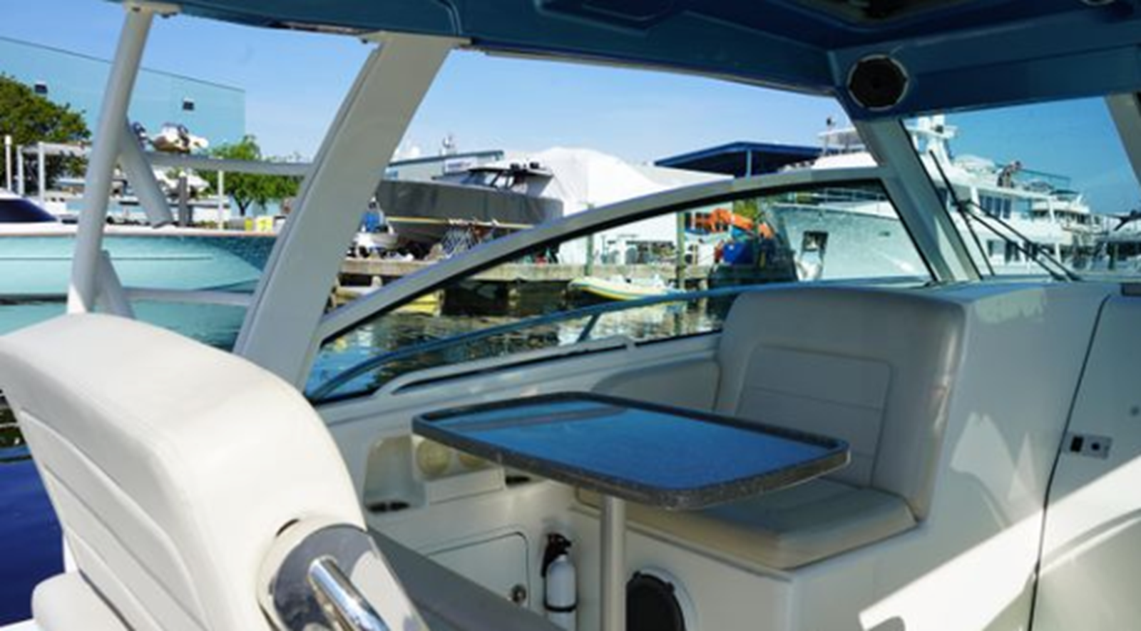 2019-boston-whaler-35-11-ad0f17