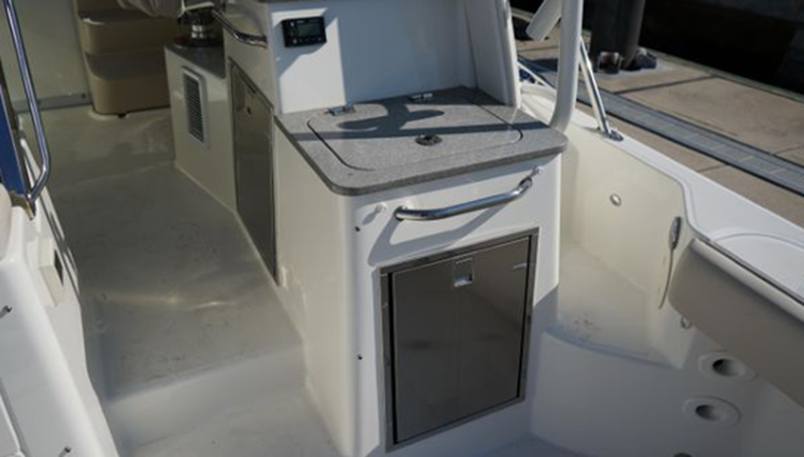2019-boston-whaler-35-11-ad0f17