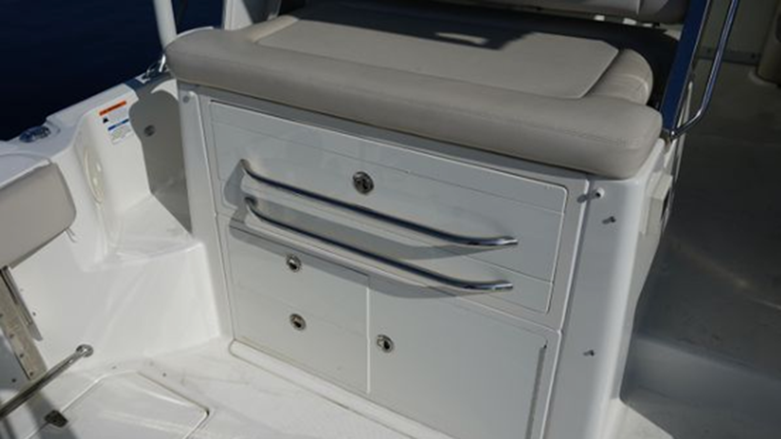 2019-boston-whaler-35-11-ad0f17