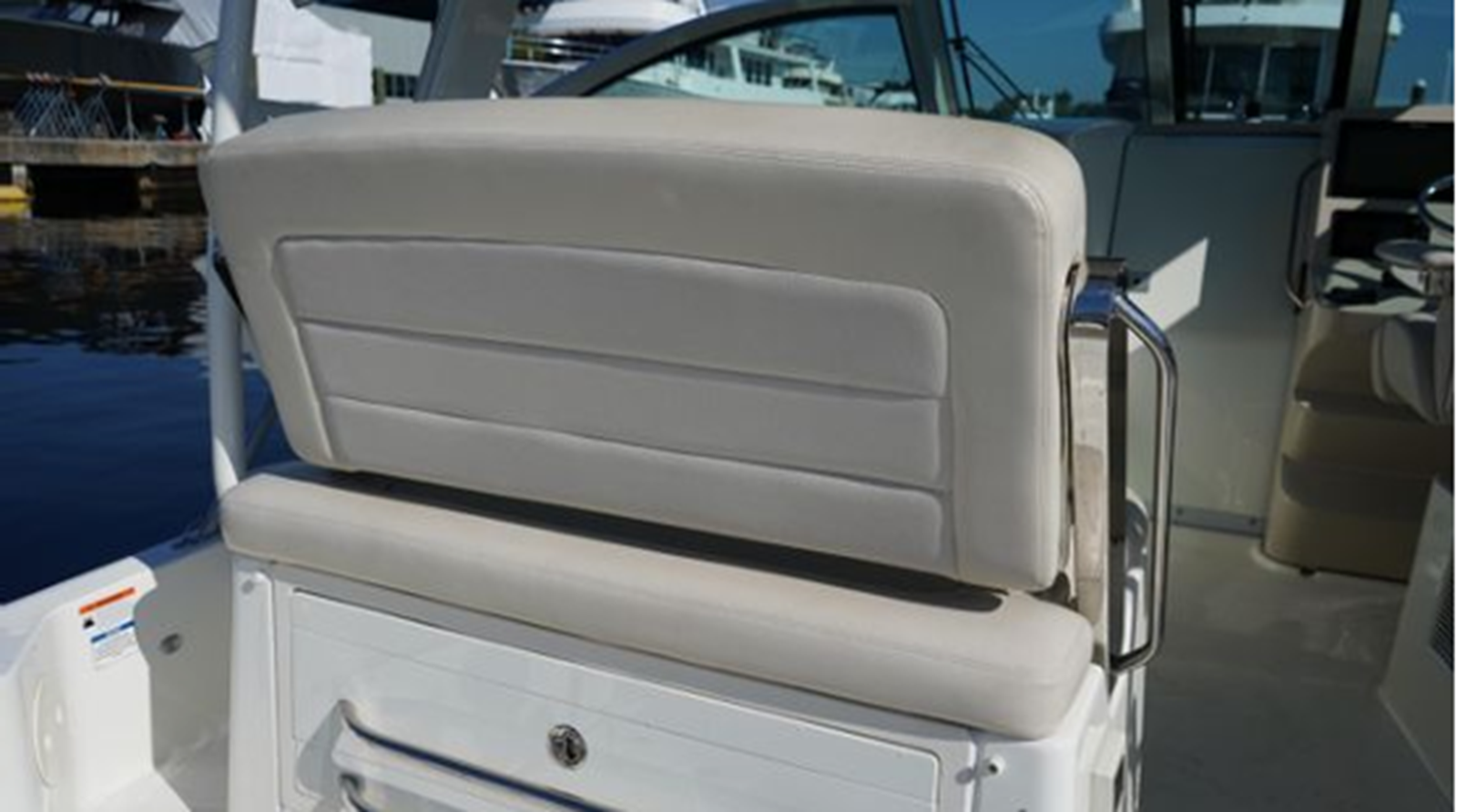 2019-boston-whaler-35-11-ad0f17