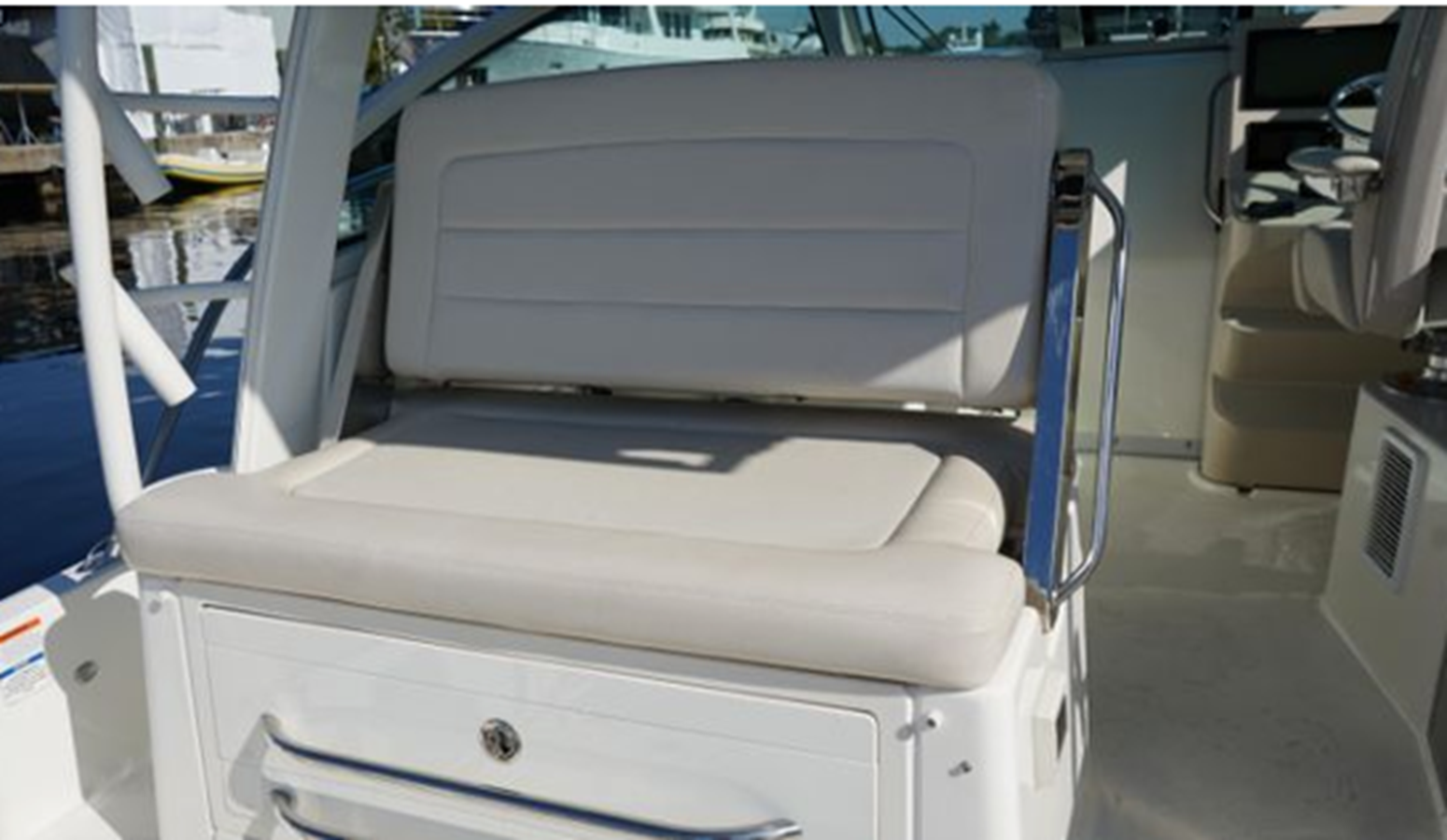 2019-boston-whaler-35-11-ad0f17