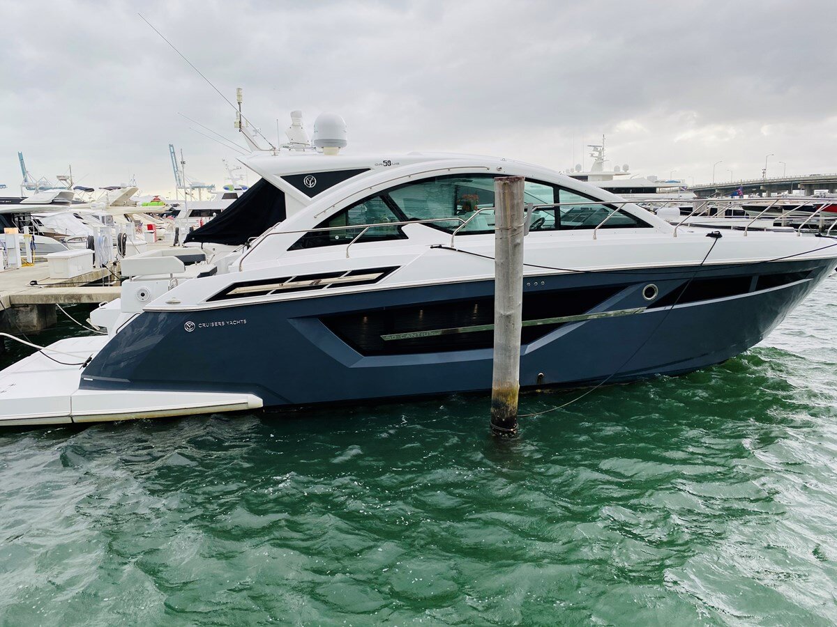 2019-cruisers-yachts-44-074ab6