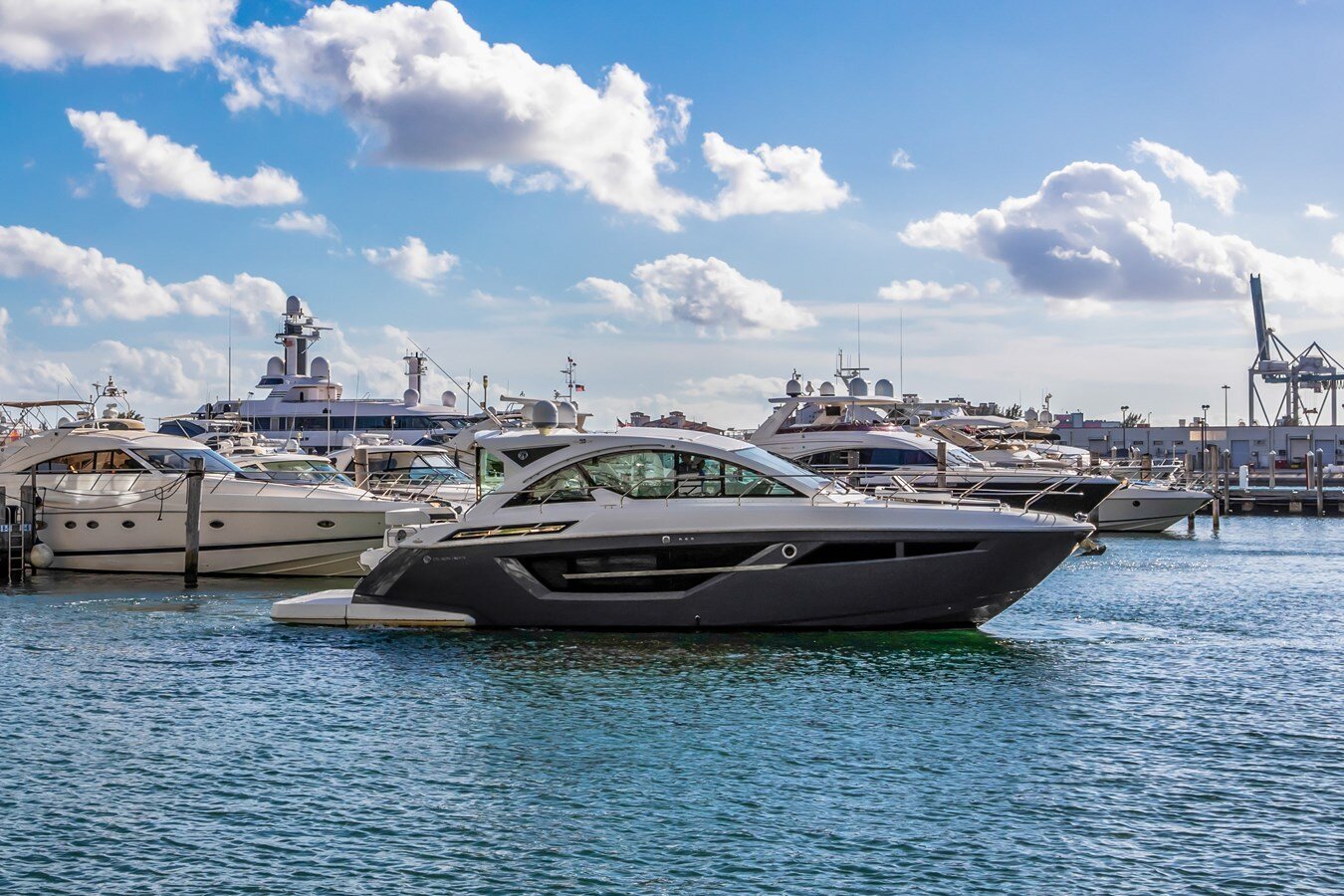 2019-cruisers-yachts-50-4ac6b5