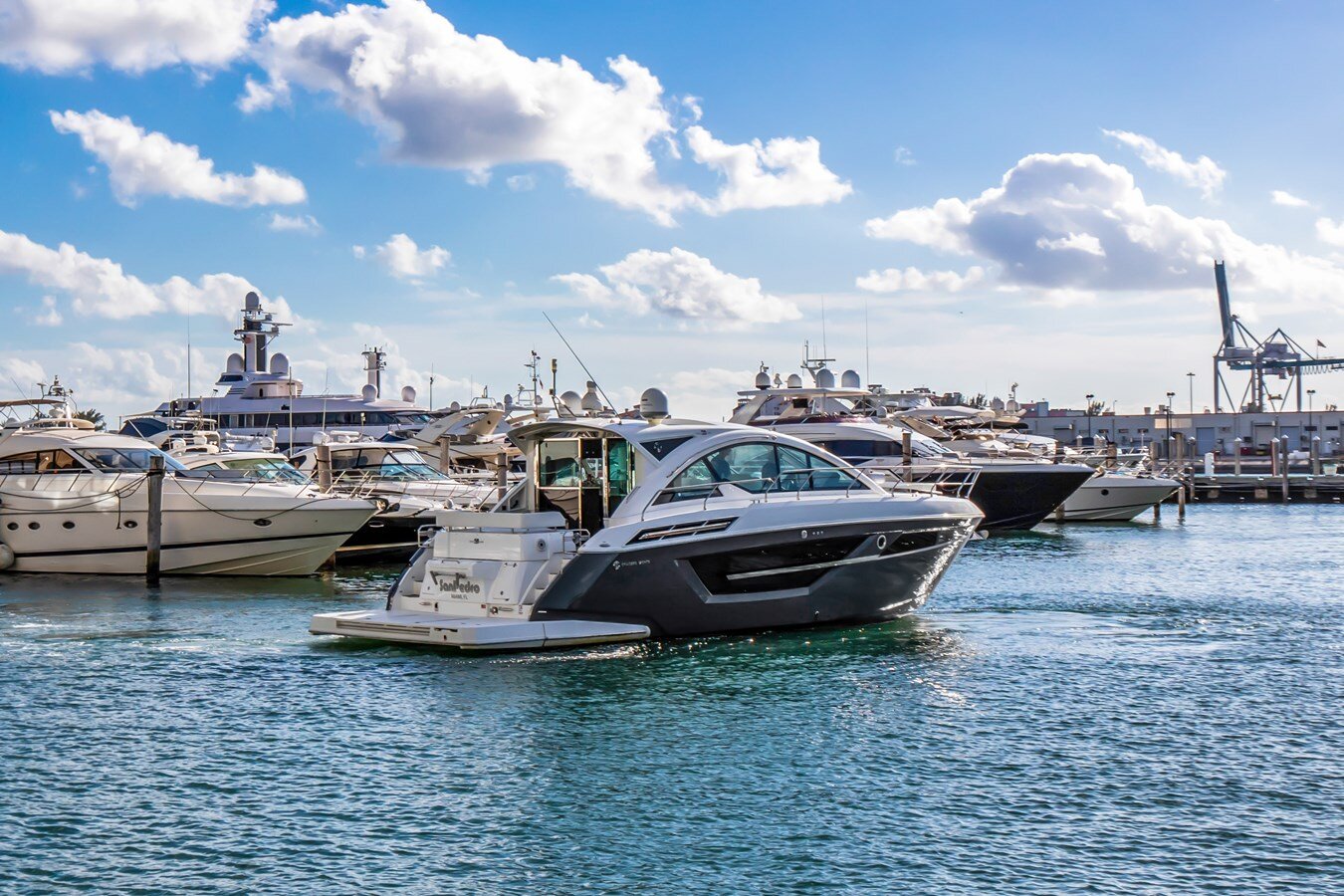 2019-cruisers-yachts-50-4ac6b5