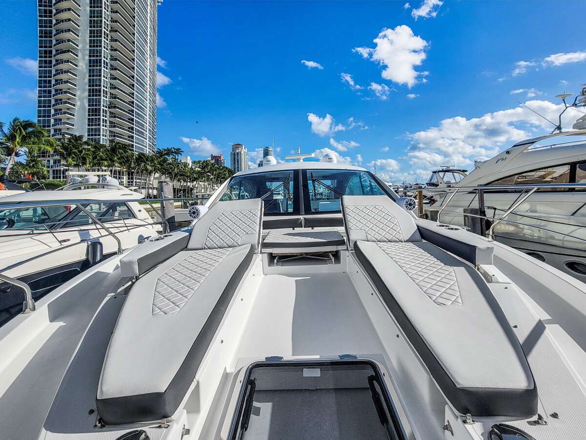 2019-cruisers-yachts-50-4ac6b5