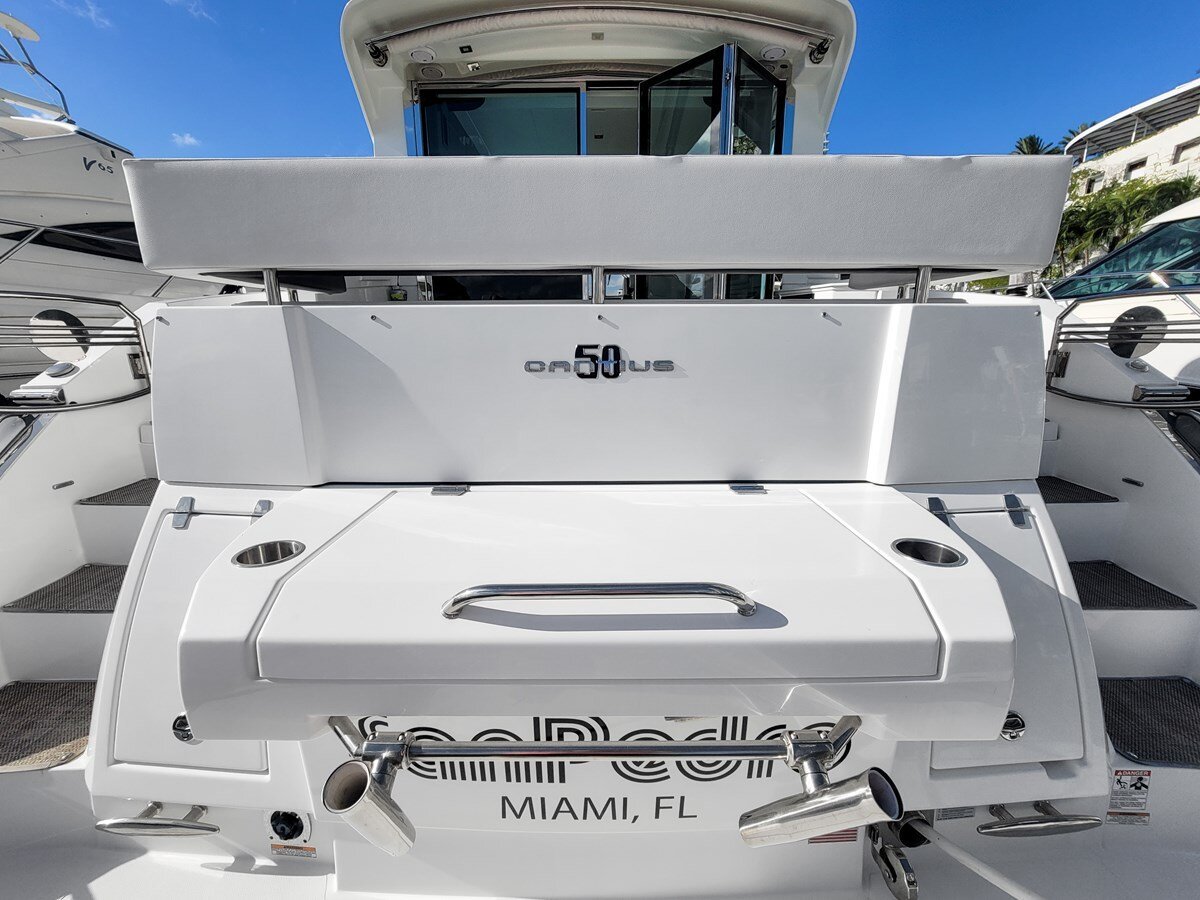 2019-cruisers-yachts-50-4ac6b5