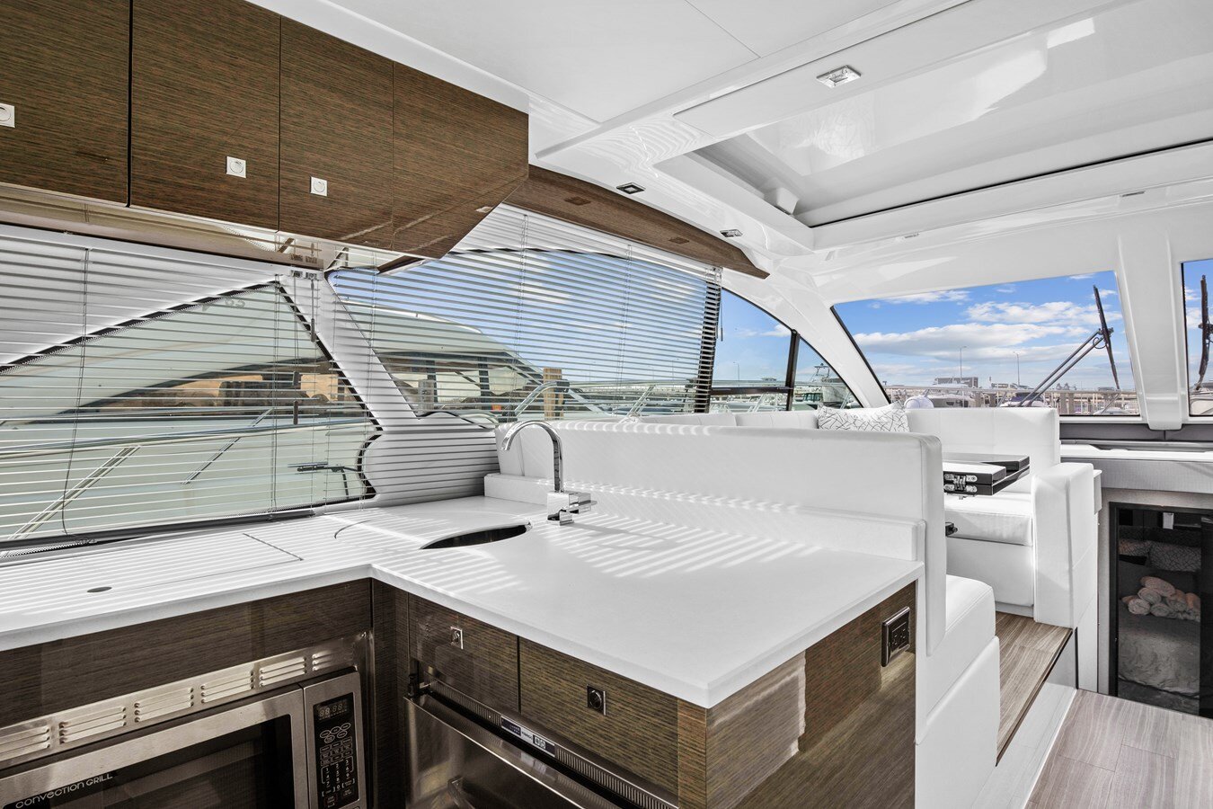 2019-cruisers-yachts-50-4ac6b5