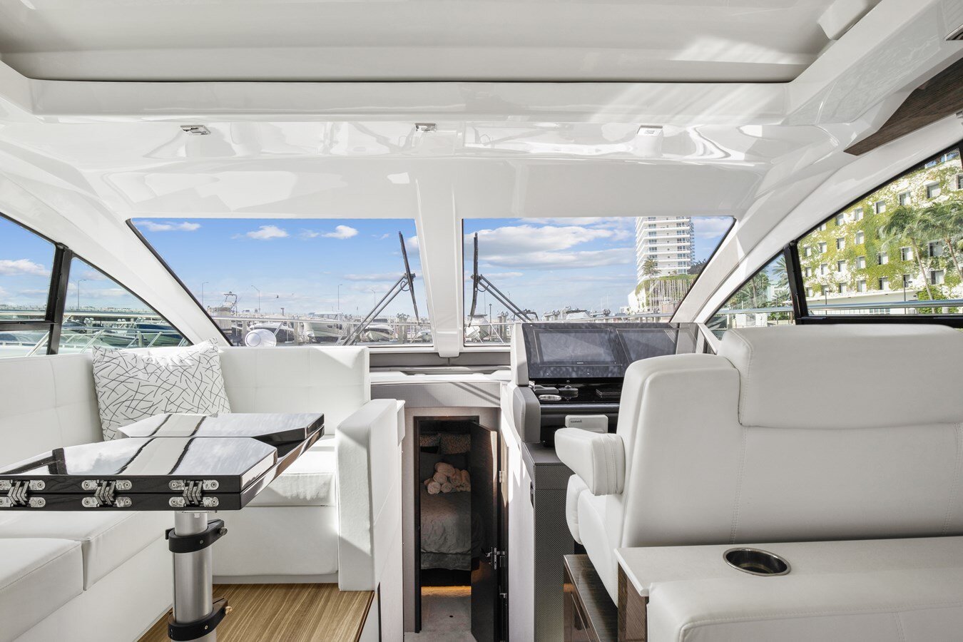 2019-cruisers-yachts-50-4ac6b5